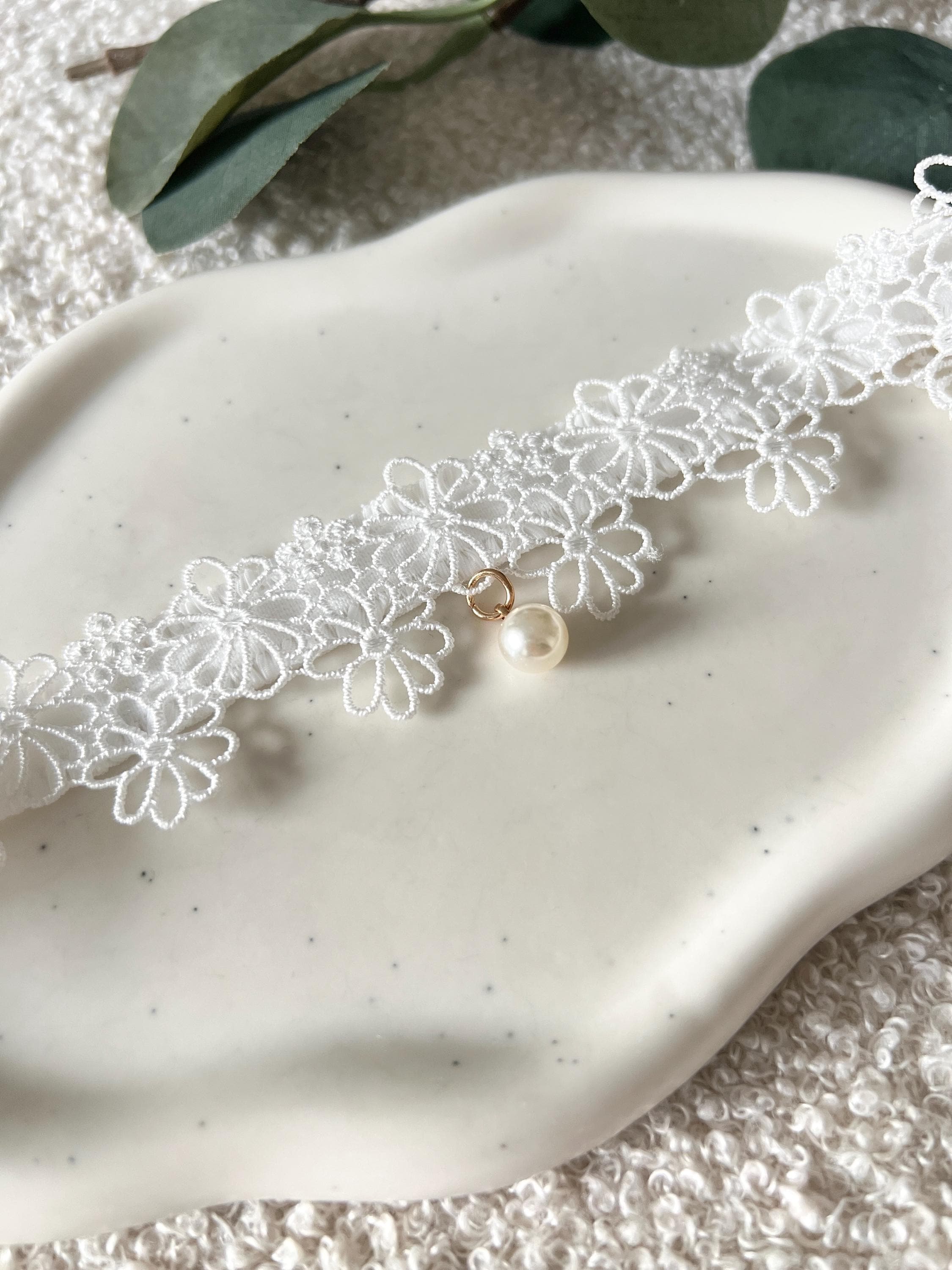 Strumpfband, Spitze, weißes Spitzenstrumpfband, Brautschmuck, Perlenanhaenger, Perle, Blumen, One Size, Beinschmuck, Braut, Schmuck Hochzeit, Hochzeitsschmuck