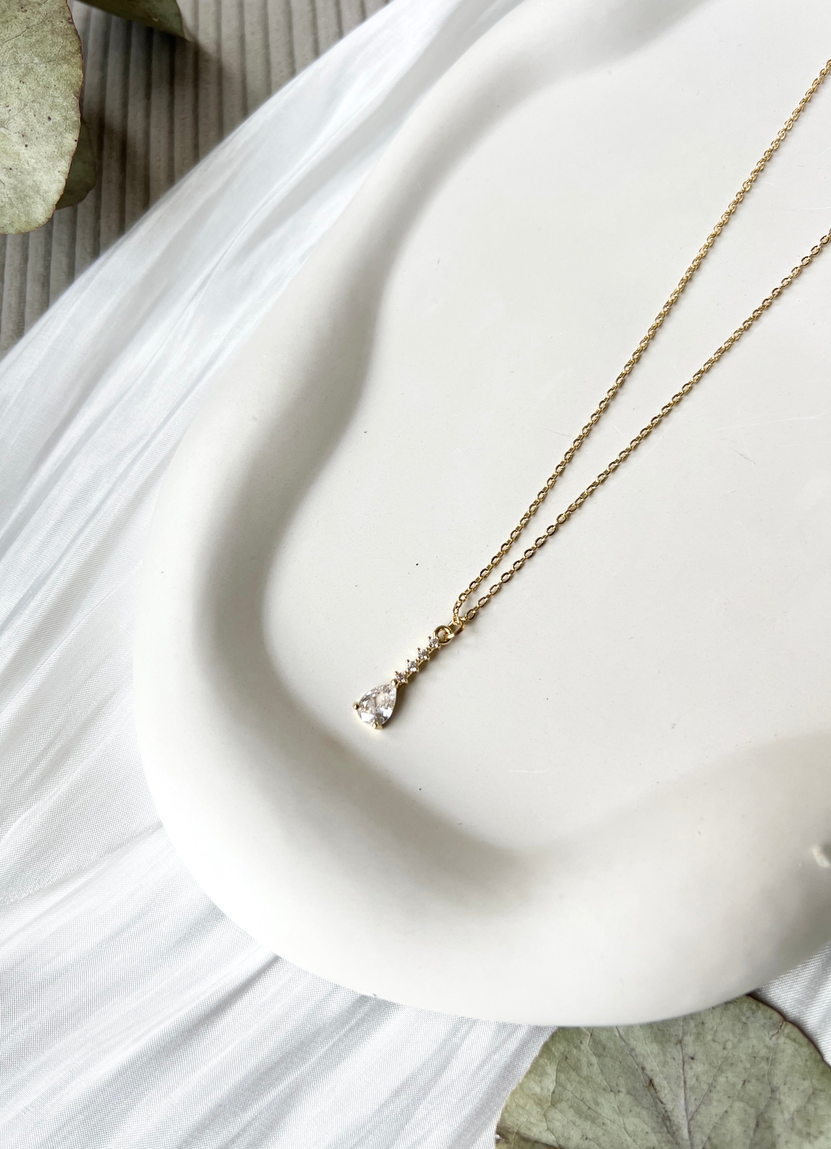 Brautschmuck, goldene Halskette, funkelnder Cubic Zirkonia Anhänger, feine Brauthalskette, Geschenk fuer Sie, Damenschmuck, verstellbar, Gold, Brautjungfer, Schmuck Hochzeit, glaenzende Kette, Weihnachtsgeschenk Frauen