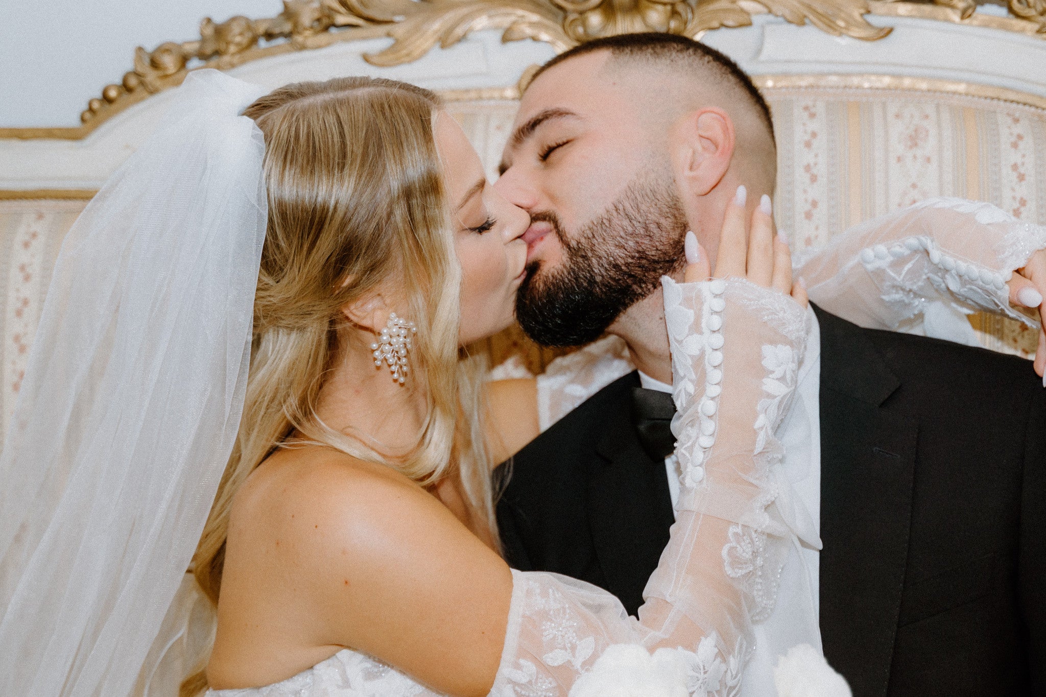Elegante Perlenohrringe, weiße feine Perlen und silberner Juwelierdraht, Haengende Ohrringe mit Ohrstecker, moderner Brautschmuck, schicke Brautohrringe, Schmuck Hochzeit, Weddinginspiration