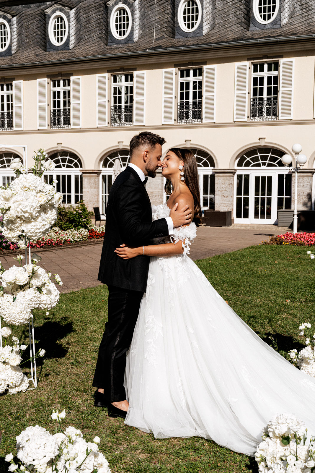 Lange Blütenohrringe, Weiße Blumen, Goldene Details, elegante Brautohrringe, feiner Brautschmuck, milchig-weiss, Hochzeitsschmuck, Schmuck Hochzeit, Statementschmuck, Ohrringe Standesamt, Blumenschmuck, Weddinginspiration, Bridalinspo, Bride to be, Earrings, Styled Shooting, modern Wedding