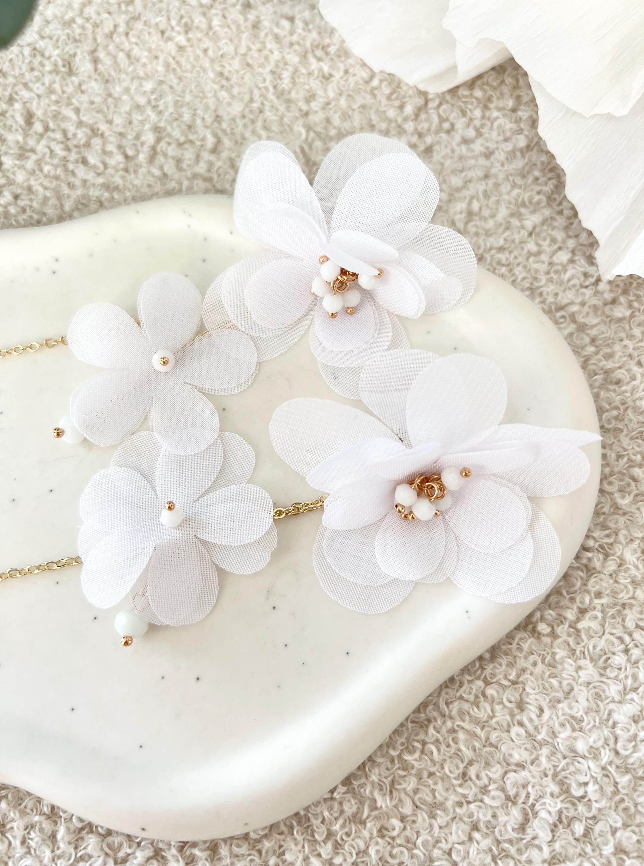 Bluetenohrringe, weiße Büten Stoff, lange Hängeohrringe, Brautschmuck, moderne Ohrstecker Standesamt Hochzeit, Brautohrringe, Blumen Ohrschmuck, Braut Zubehör
