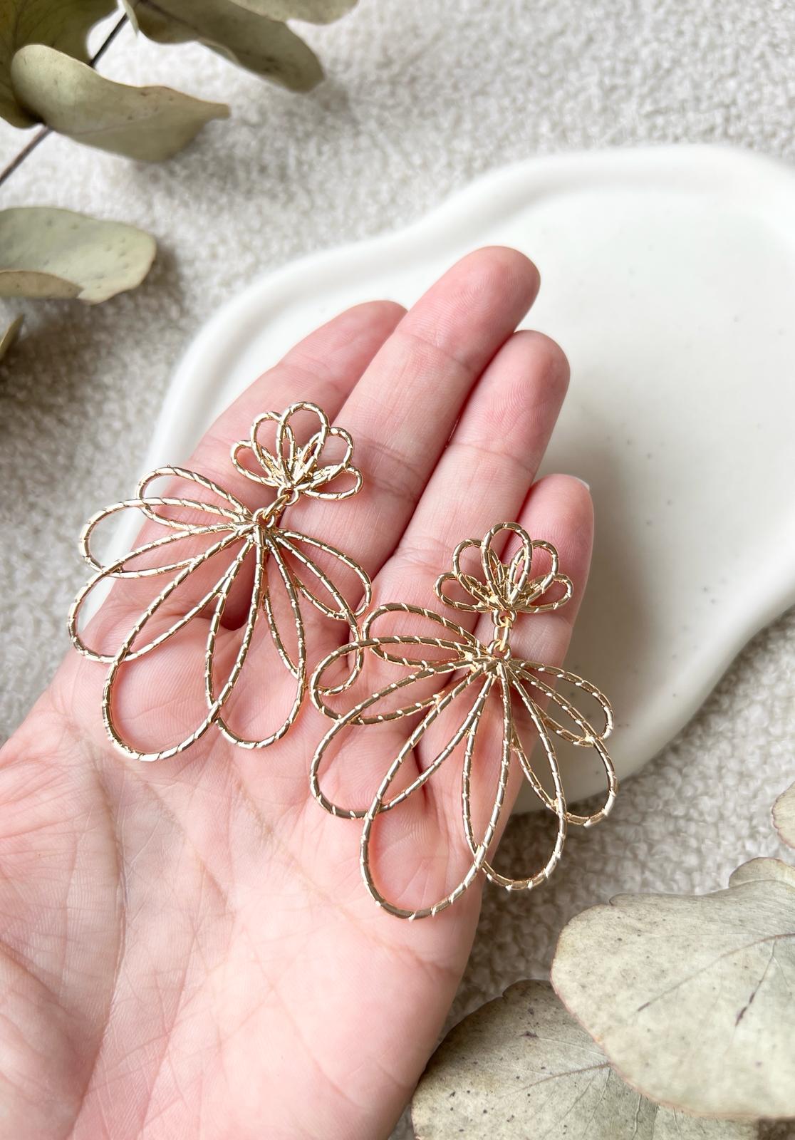Ohrringe Forget-me-not - Gold, Blütenform, Metalldraht, elegante große Hängeohrringe, Statementschmuck, Brautjungfer, Ohrstecker