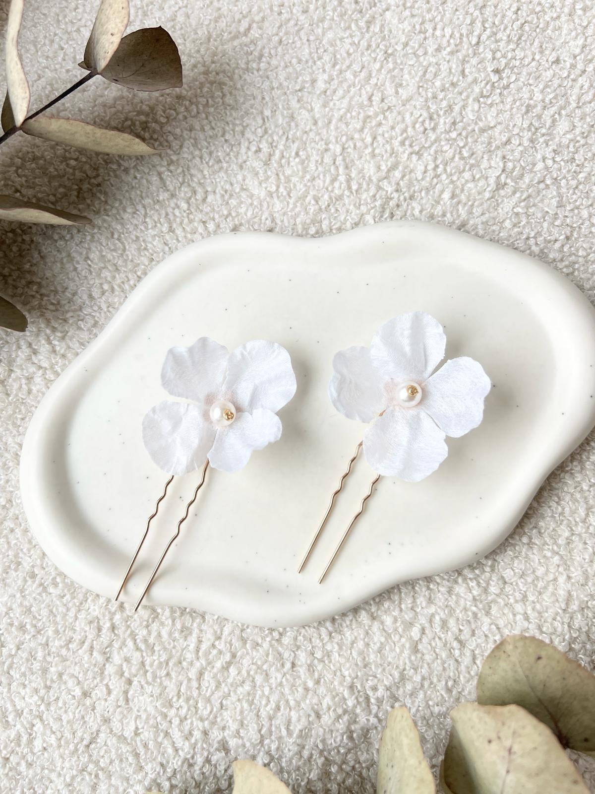 Haarnadeln mit feinen weißen Stoffblüten, Set 2 Stück, gold, weiße Perlen und Blumen, Haarschmuck