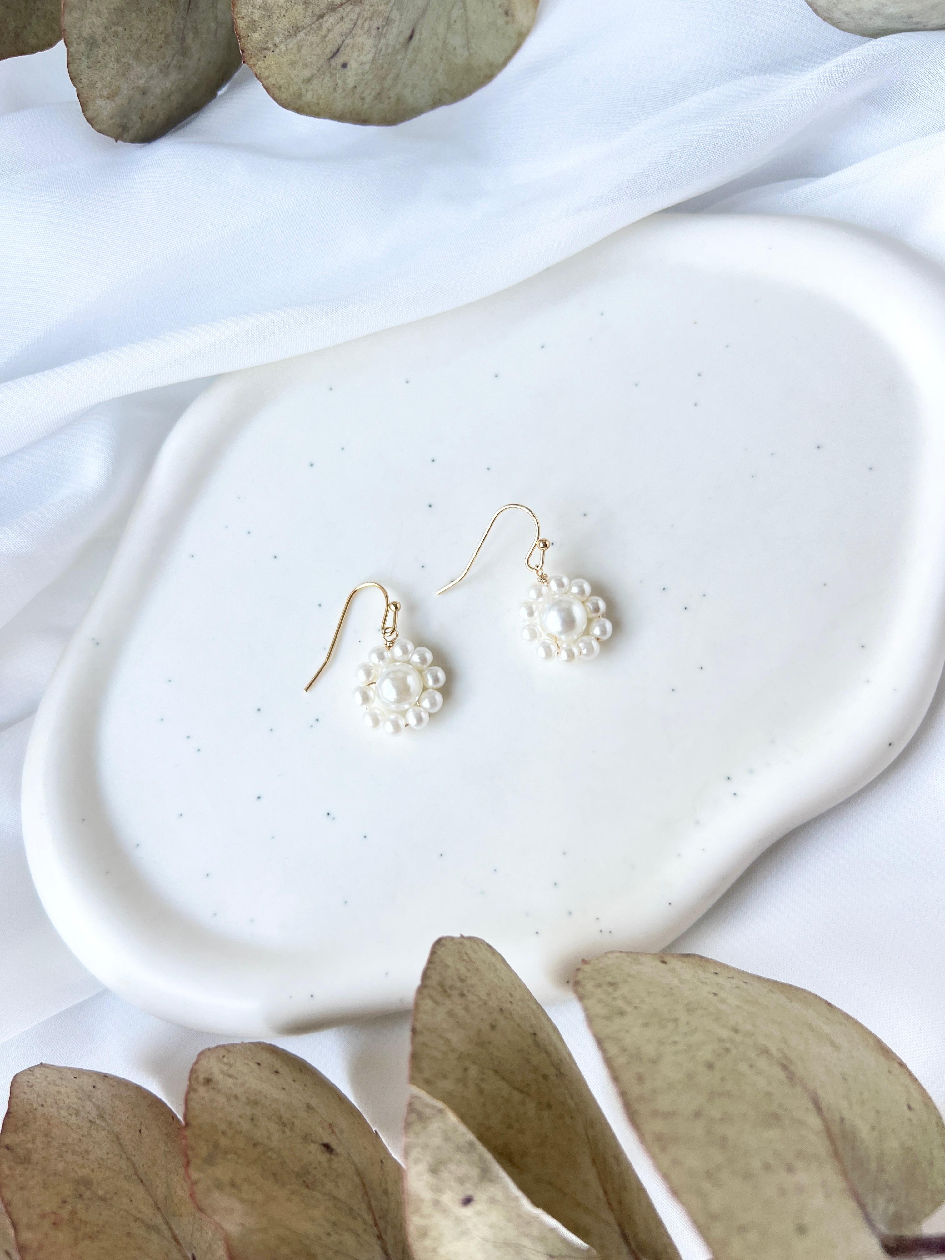 Handgefertigte Ohrringe, feine Perlenohrringe, weiße Perlen, Blumenform, moderne Brautohrringe, Schmuck für die Hochzeit