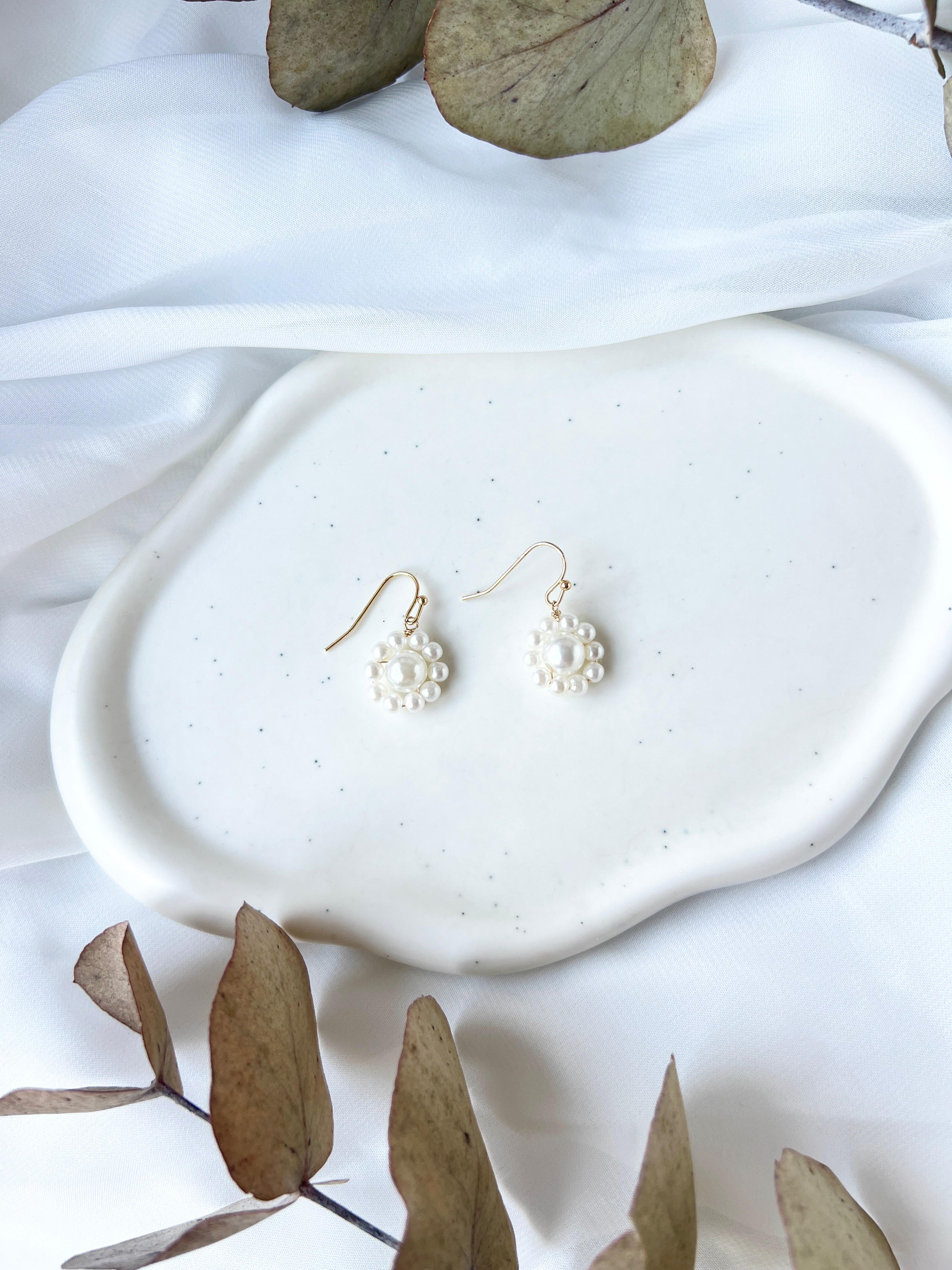 Handgefertigte Ohrringe, feine Perlenohrringe, weiße Perlen, Blumenform, moderne Brautohrringe, Schmuck für die Hochzeit