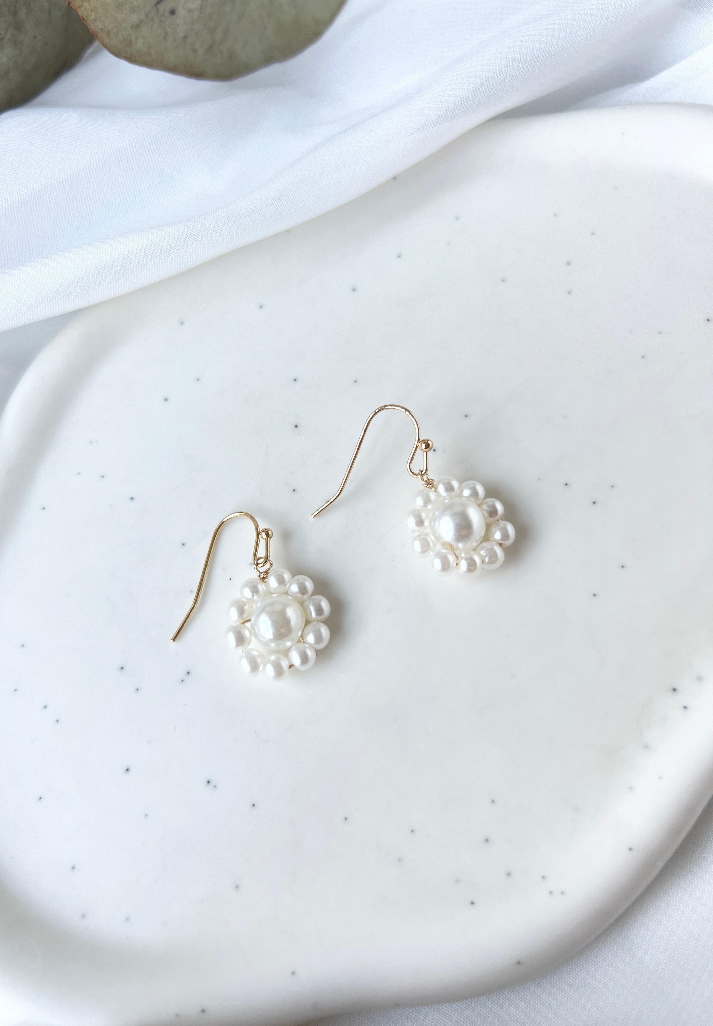 Handgefertigte Ohrringe, feine Perlenohrringe, weiße Perlen, Blumenform, moderne Brautohrringe, Schmuck für die Hochzeit