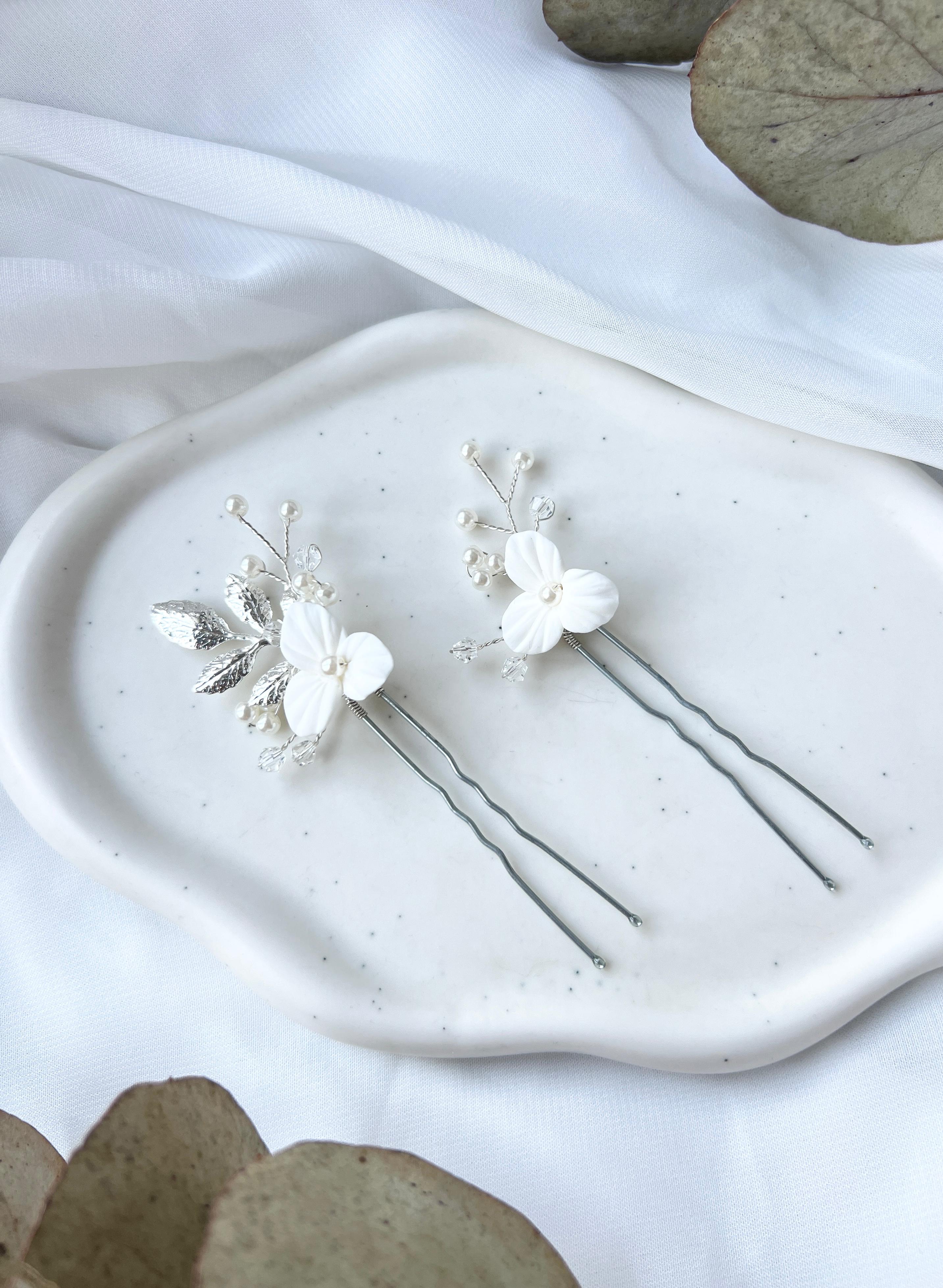Haarnadeln, Set 2 Stück, weiße feine Blüten, Perlen und silberne Blätter, Brauthaarschmuck, Haarschmuck