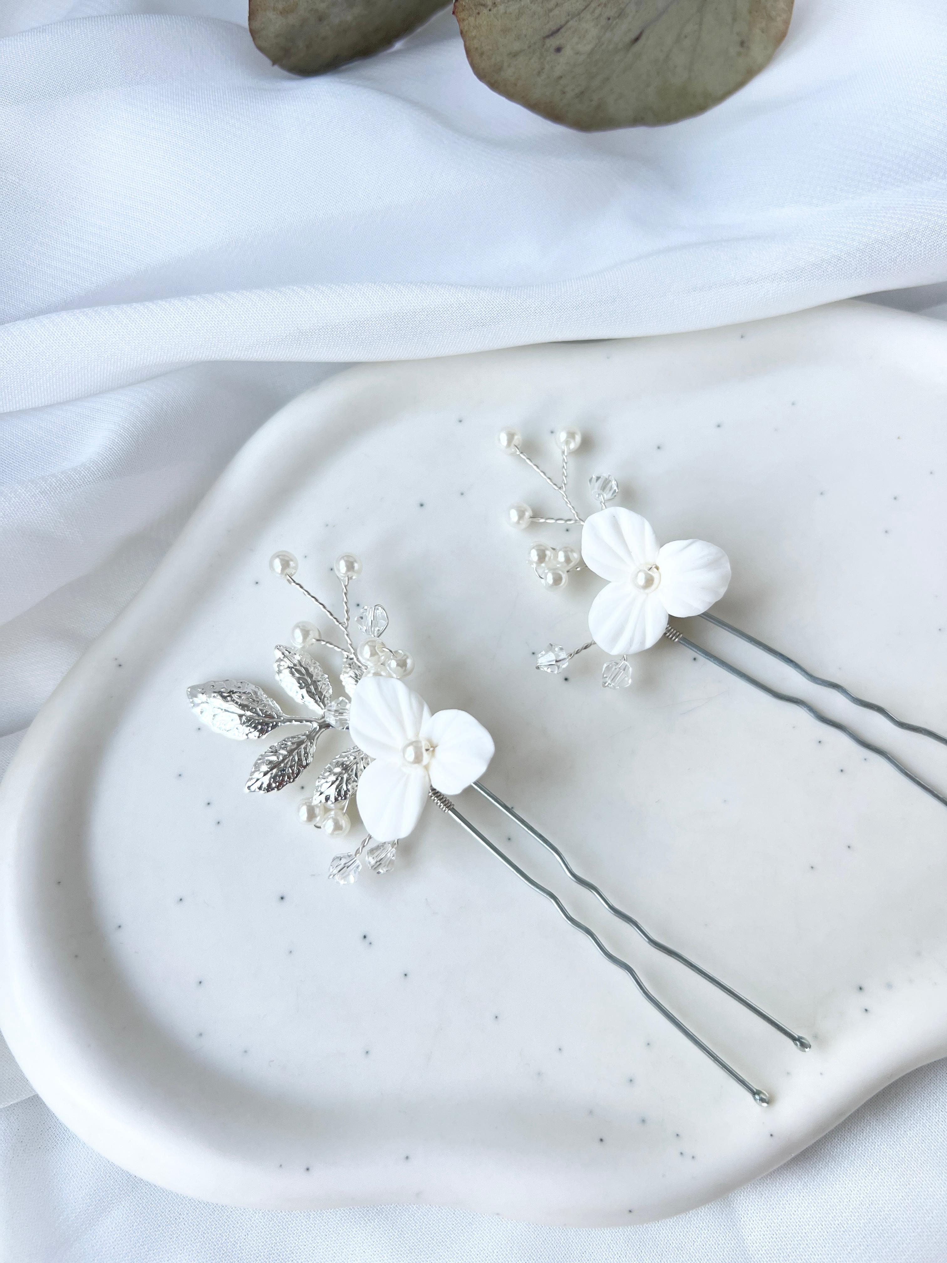 Haarnadeln, Set 2 Stück, weiße feine Blüten, Perlen und silberne Blätter, Brauthaarschmuck, Haarschmuck
