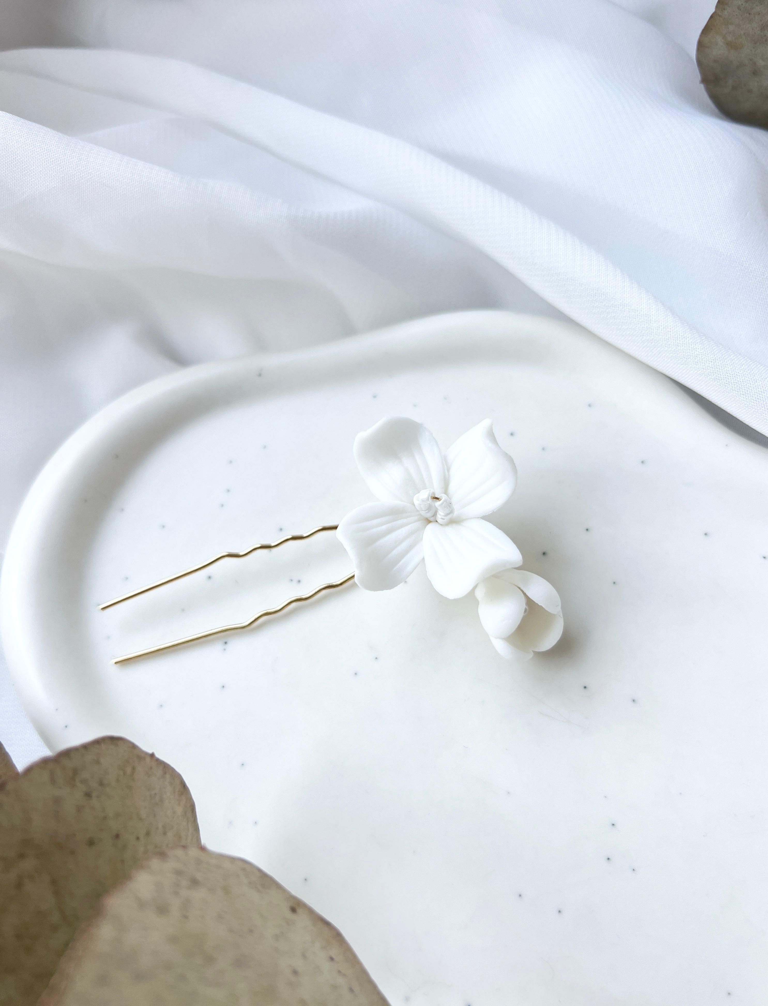 Haarnadel, weiße Blüten aus Keramik, Gold, Haarschmuck, feine Perlen, Brautschmuck, Brauthaarschmuck