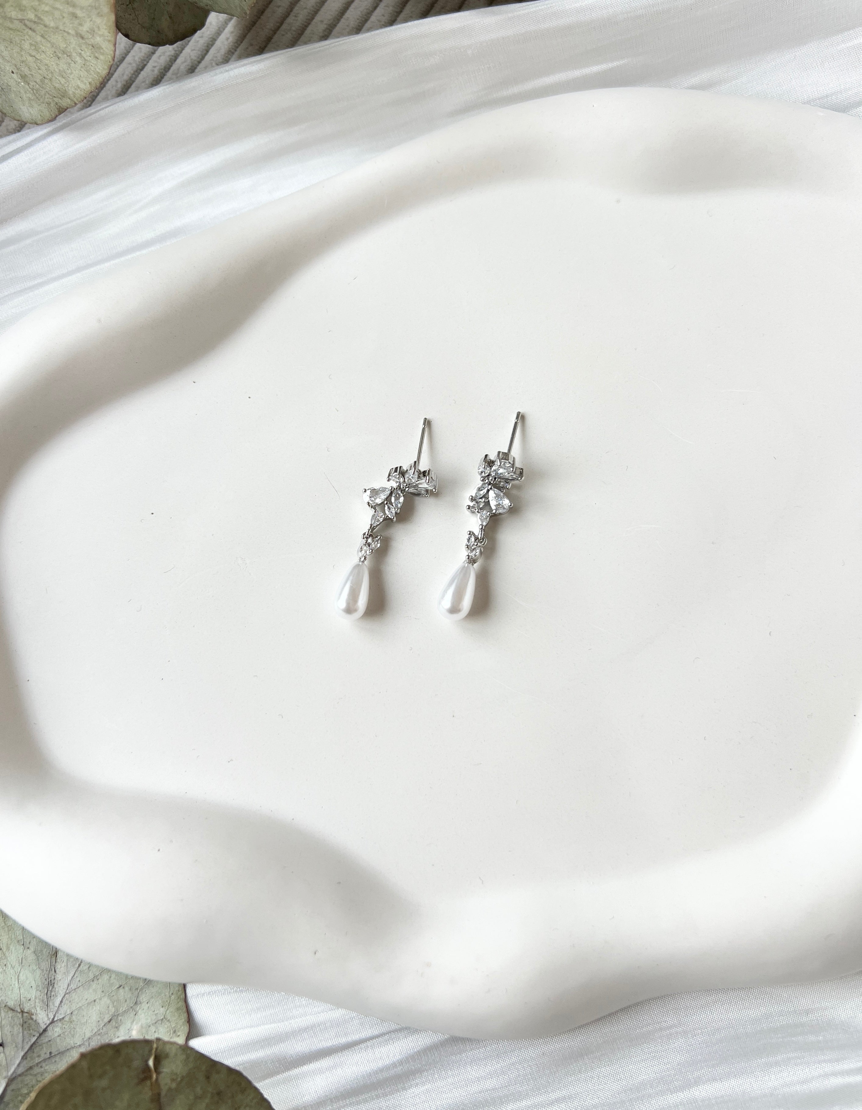 Hängende Perlenohrstecker mit ovalen weißen Perlen und funkelnden Zirkoniasteinen, moderne Brautohrringe, Gold oder Silber, Ohrringe fuer Frauen, Elegante Ohrstecker fuer die Braut, Brautjungfer oder Trauzeugin, hochwertiger Schmuck Hochzeit, Geschenk fuer Sie, Weihnachtsgeschenk Frauen, feiner Damenschmuck