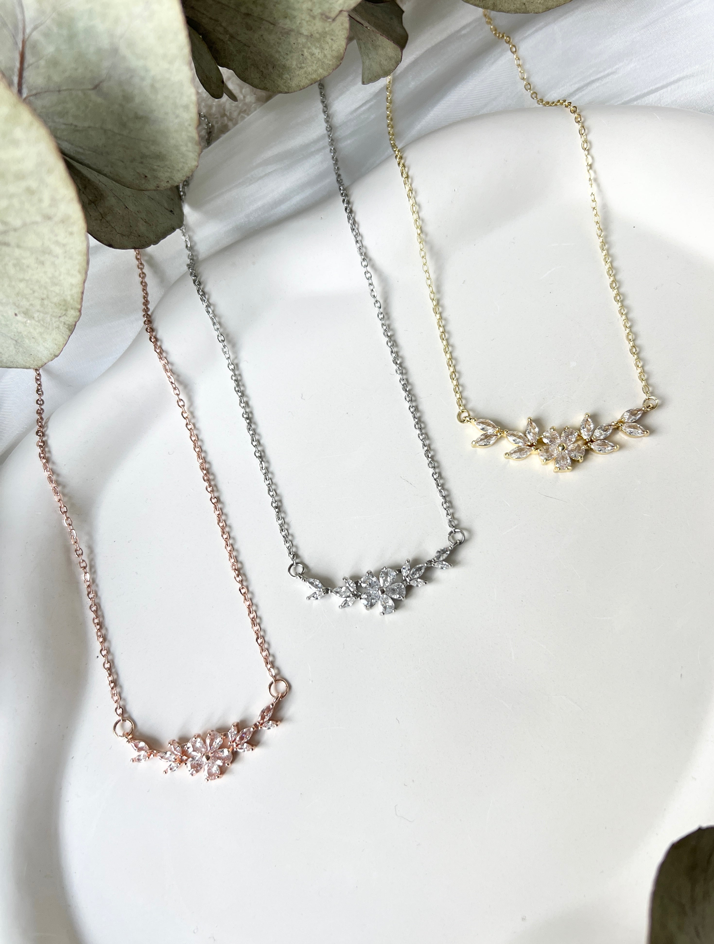 Halskette, kurze Kette, feiner Brautschmuck, feine Blumen, Roségold, Silber oder Gold, glaenzender Schmuck, hochwertiger Hochzeit, Brauthalskette, Brautjungfer, Geschenk fuer Sie, kurze Kette, Damenschmuck, Weihnachtsgeschenk Frauen