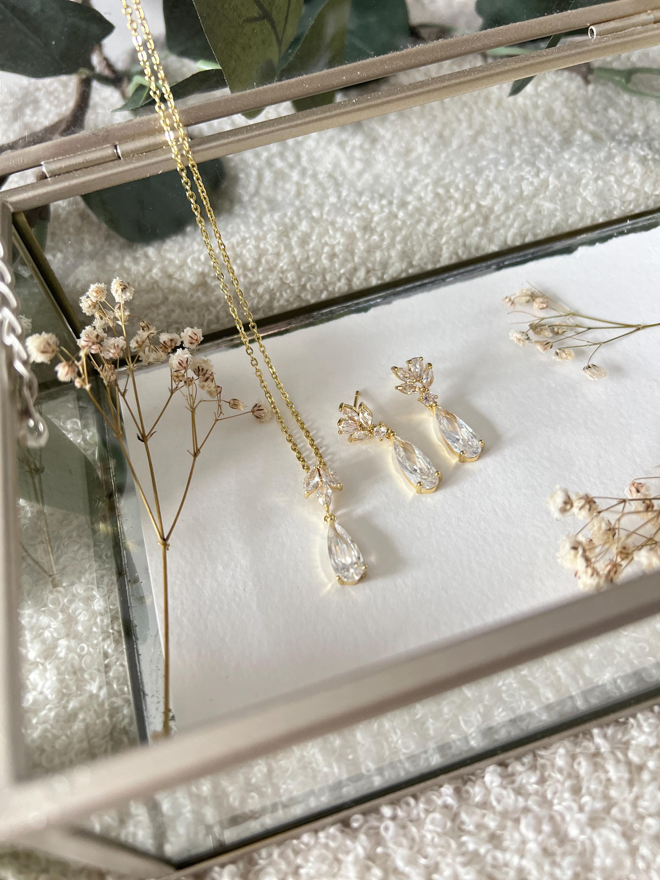 Schmuckset, Braut, Gold, Halskette und Ohrringe, Tropfenohrringe, Ohrschmuck, goldene Ohrstecker, glänzender Schmuck, Hochzeit, Schmuckset