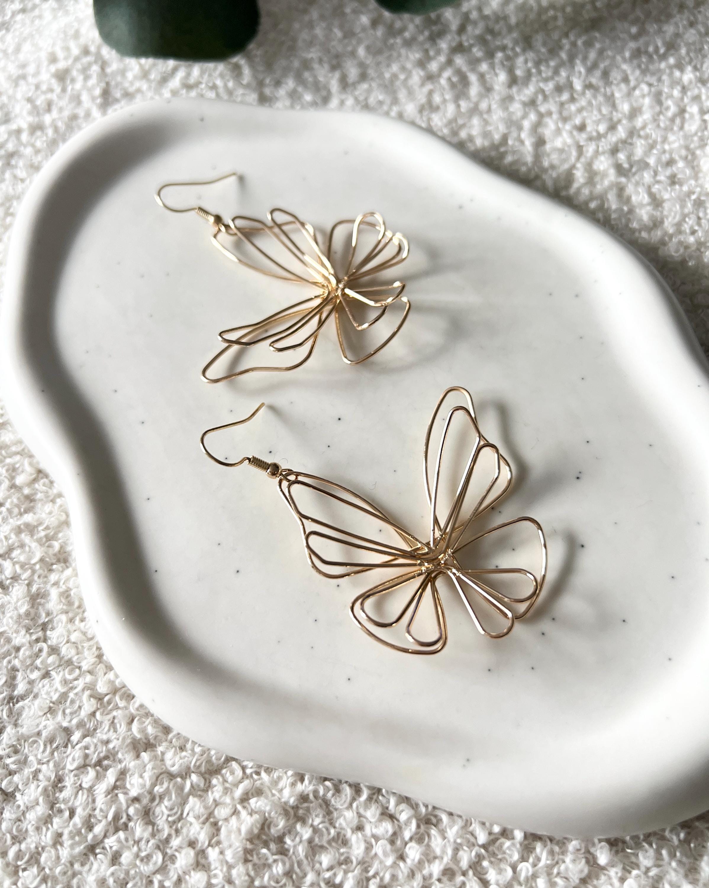 Hängeohrringe Braut, Gold, Schmuck Hochzeit, Ohrringe Schmetterling, goldener Draht, Hochzeitsschmuck, Brautjungfer, Ohrschmuck Standesamt, moderne Brautohrringe, feiner Brautschmuck