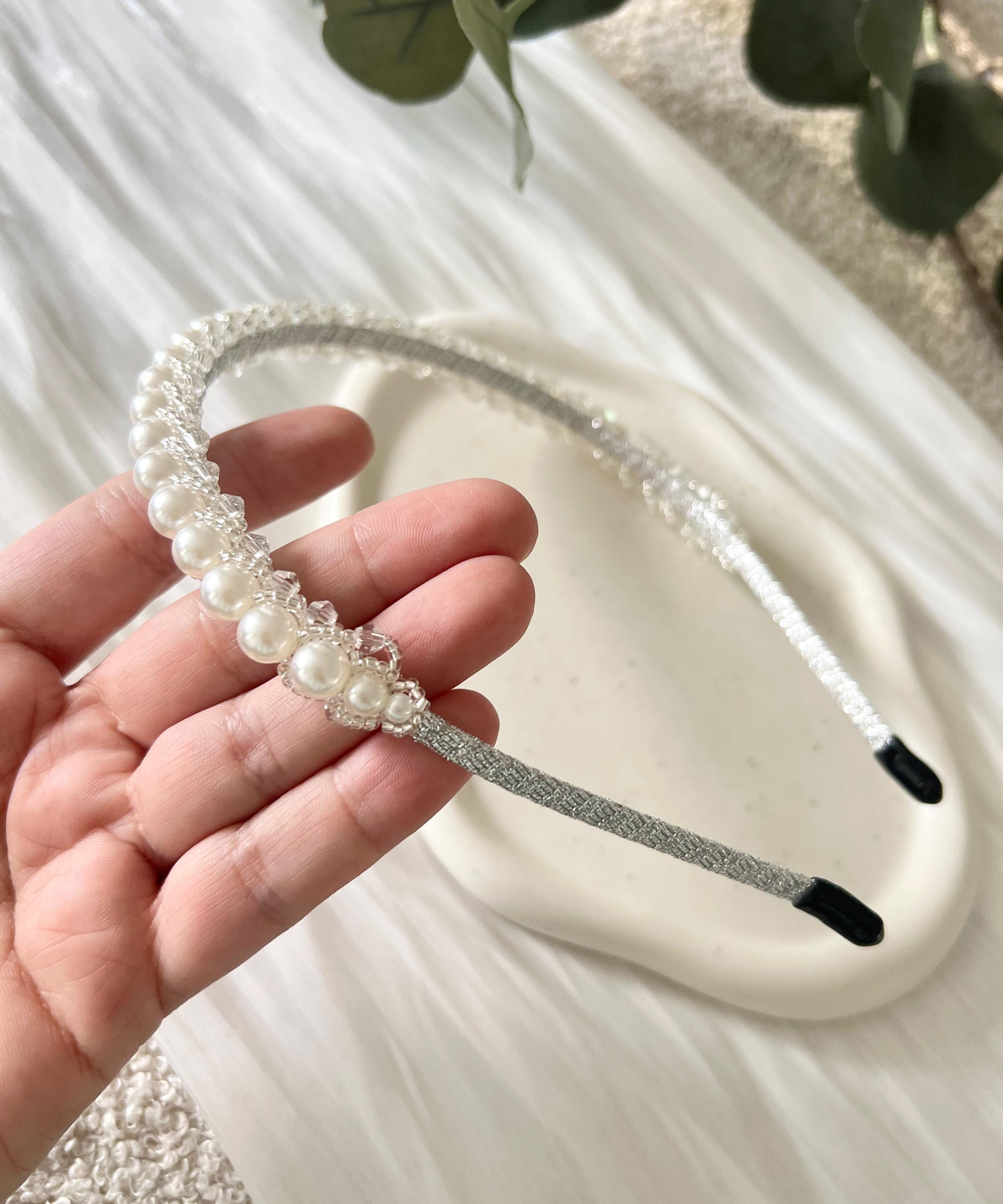 Braut Haarschmuck, Haarreif, Silber und Weiß, weiße Perlen, silber glänzende Perlen, Perlenhaarreif, Perlenschmuck, Hochzeit, Brautschmuck