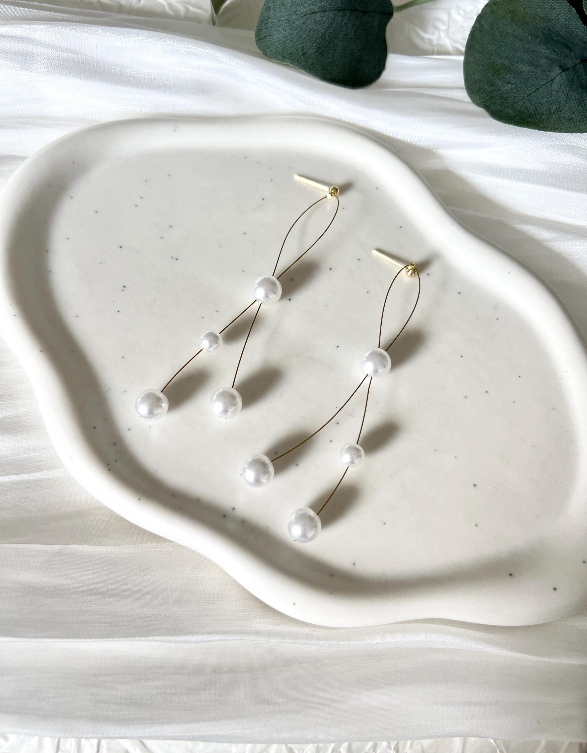 Brautohrringe, Gold, weiße Perlen, Ohrringe, Hängeohrringe, feiner Brautschmuck, moderner Schmuck Standesamt, Perlenschmuck, Perlenohrringe, zarte Hängeohrringe, Schmuckblüte