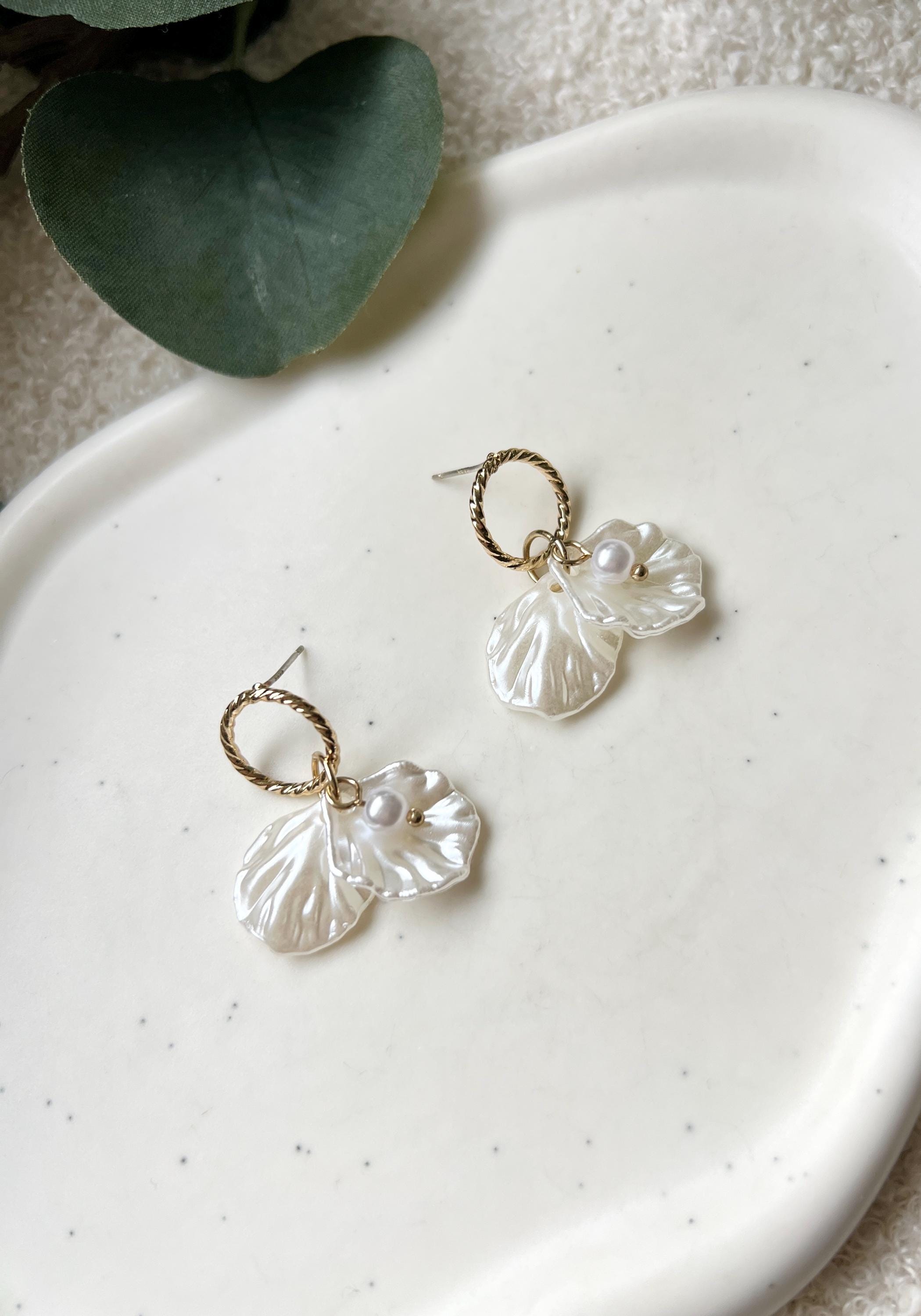 Ohrringe Braut, Hängeohrringe Blätter, Perlmuttoptik, Ohrstecker weiße Perle, Brautjungfer Schmuck Hochzeit, Trauzeugin Ohrschmuck, moderne Brautohrringe Standesamt