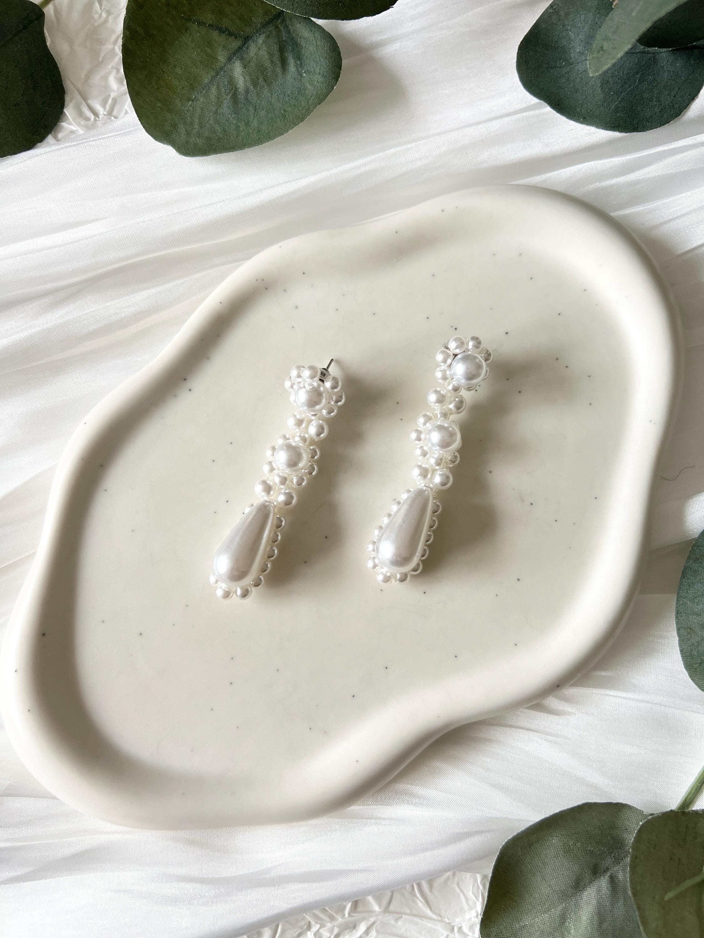 Moderne Perlenohrringe, elegante Ohrringe, feiner Brautschmuck, schicke Brautohrringe, weiss, opulenter Perlenschmuck, Schmuck fuer die Hochzeit, Hochzeitsschmuck, Braut, Standesamt, Weddinginspiration