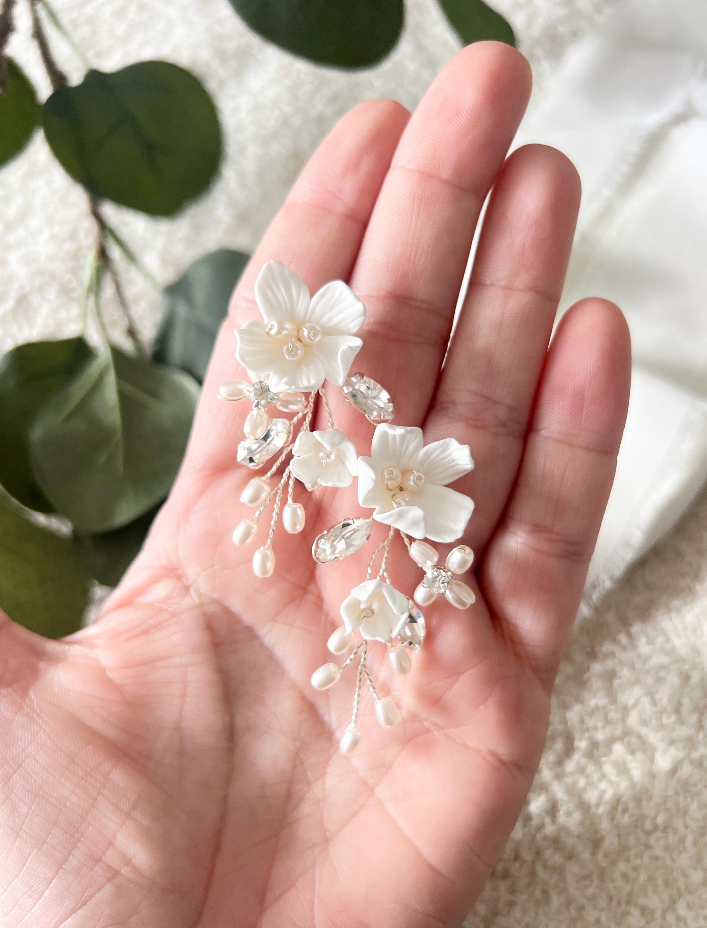 Brautohrringe, weiße Blueten, Strass Steine, weiße Perlen Ohrringe, Brautschmuck, Schmuck Hochzeit, Blumen Ohrstecker