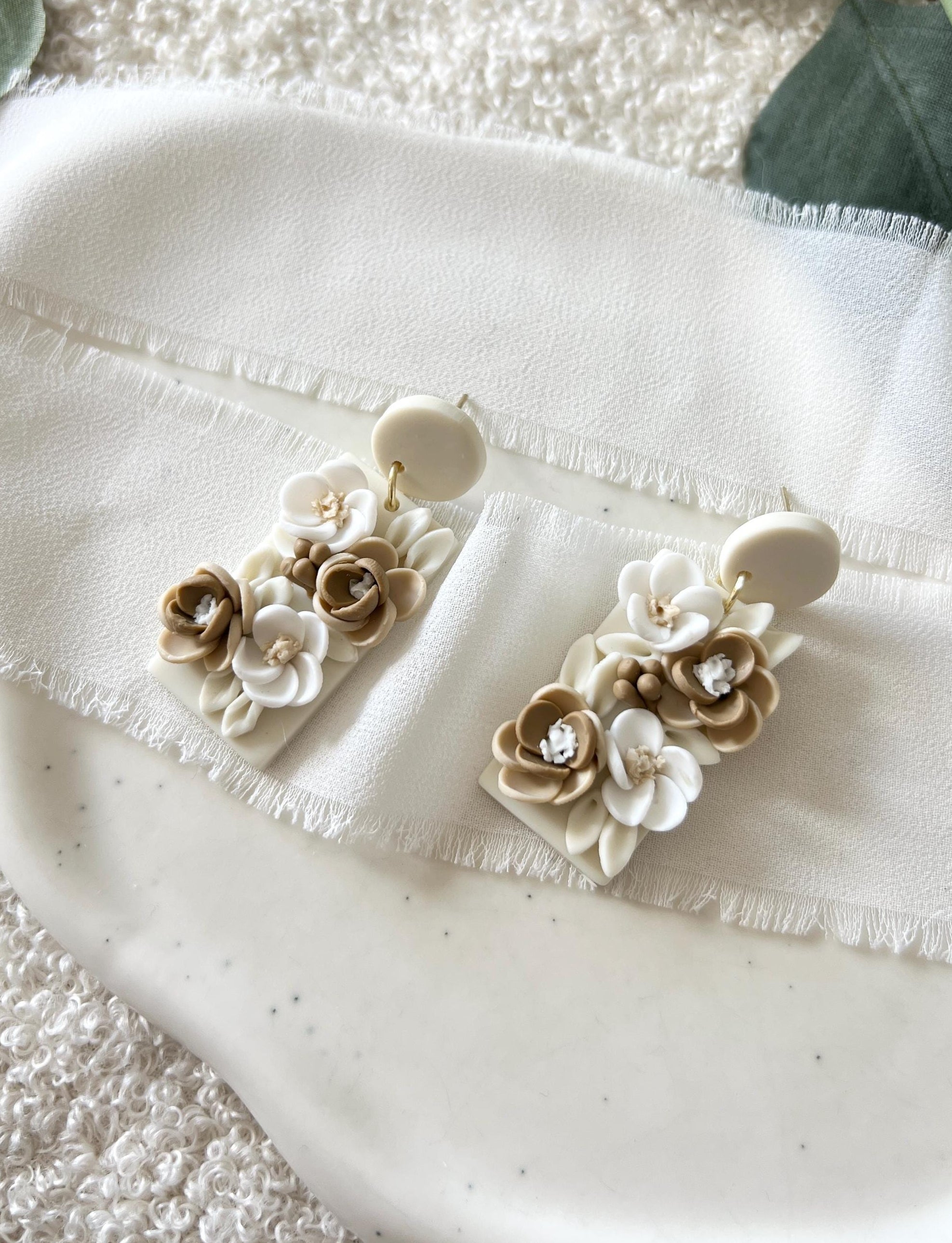 Handgefertigte Ohrringe aus Polymer Clay, feine Blumen in Weiß, Beige und Braun, moderner Brautschmuck, Standesamt Hochzeit, Brautohrringe, auffallende Ohrstecker, Handarbeit, Geschenk fuer Sie, Bluetenohrringe, Damenschmuck, Schmuck fuer Frauen, Damenohrringe