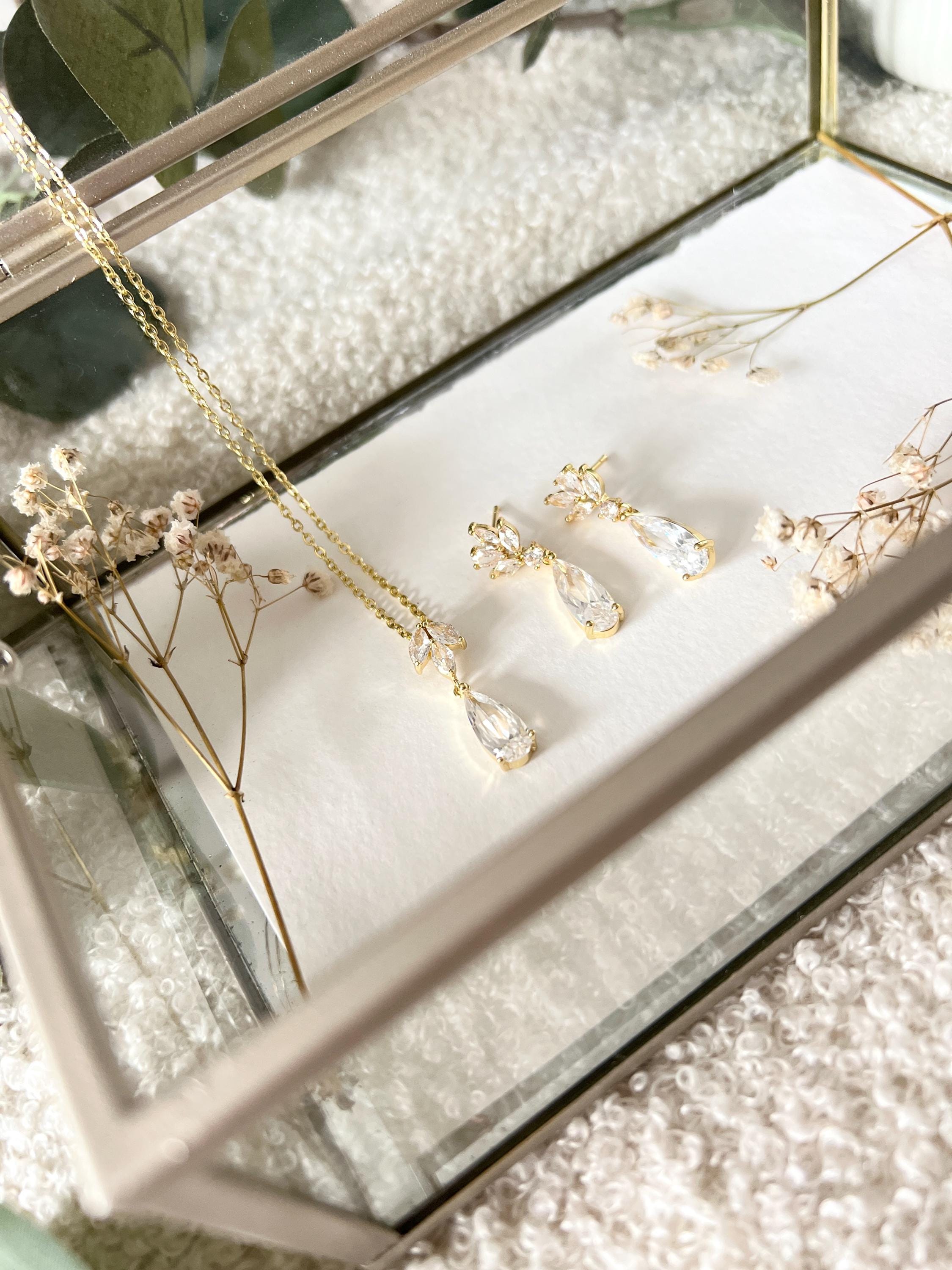 Schmuckset, Braut, Gold, Halskette und Ohrringe, Tropfenohrringe, Ohrschmuck, goldene Ohrstecker, glänzender Schmuck, Hochzeit, Schmuckset