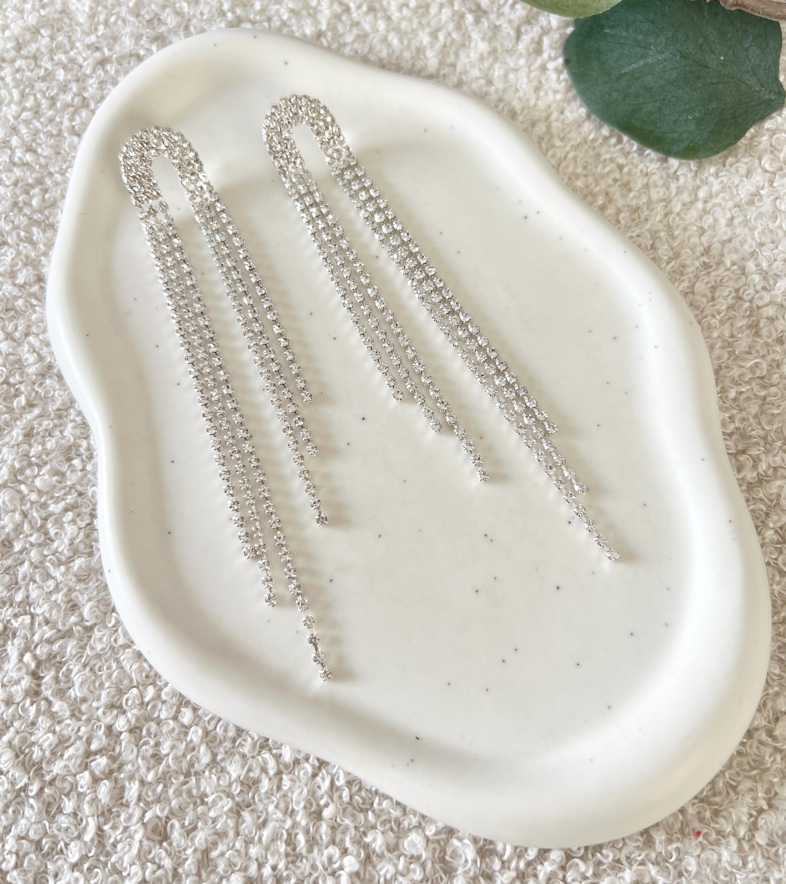 Lange Strassohrringe, Silber, Ohrringe mit Strass, funkelnde Brautohrringe, feiner Brautschmuck, Schmuck Hochzeit, moderner Ohrschmuck, Glaenzende Haengeohrringe, Brautjungfer, Trauzeugin, Schmuckbluete