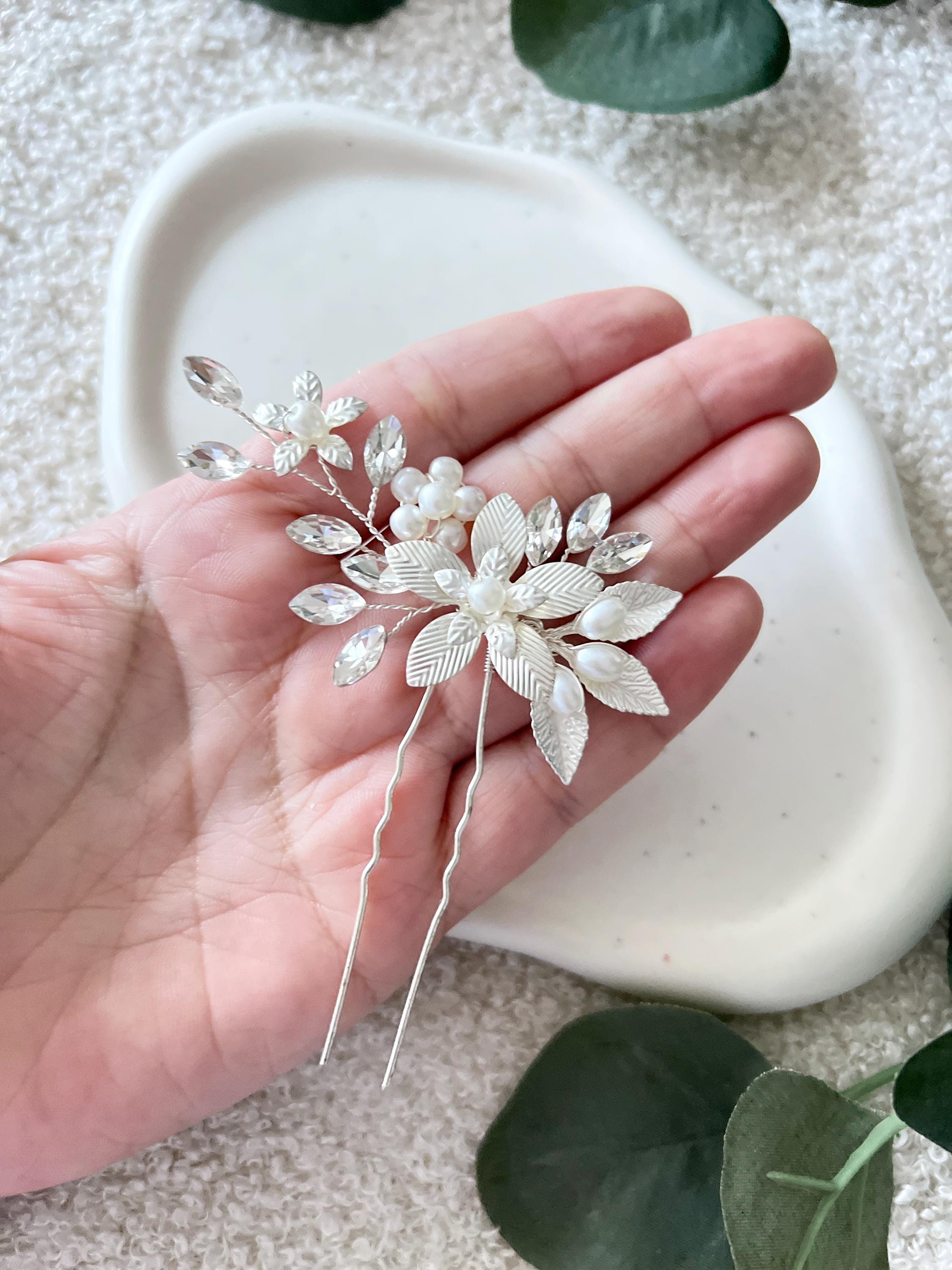 Haarnadel, Silber, glänzende Strass Steine, Perlenschmuck, weiße Perlen, Blumen und Blätter, Haarspange, Brautschmuck, Brautfrisur Standesamt, silberner Haarschmuck