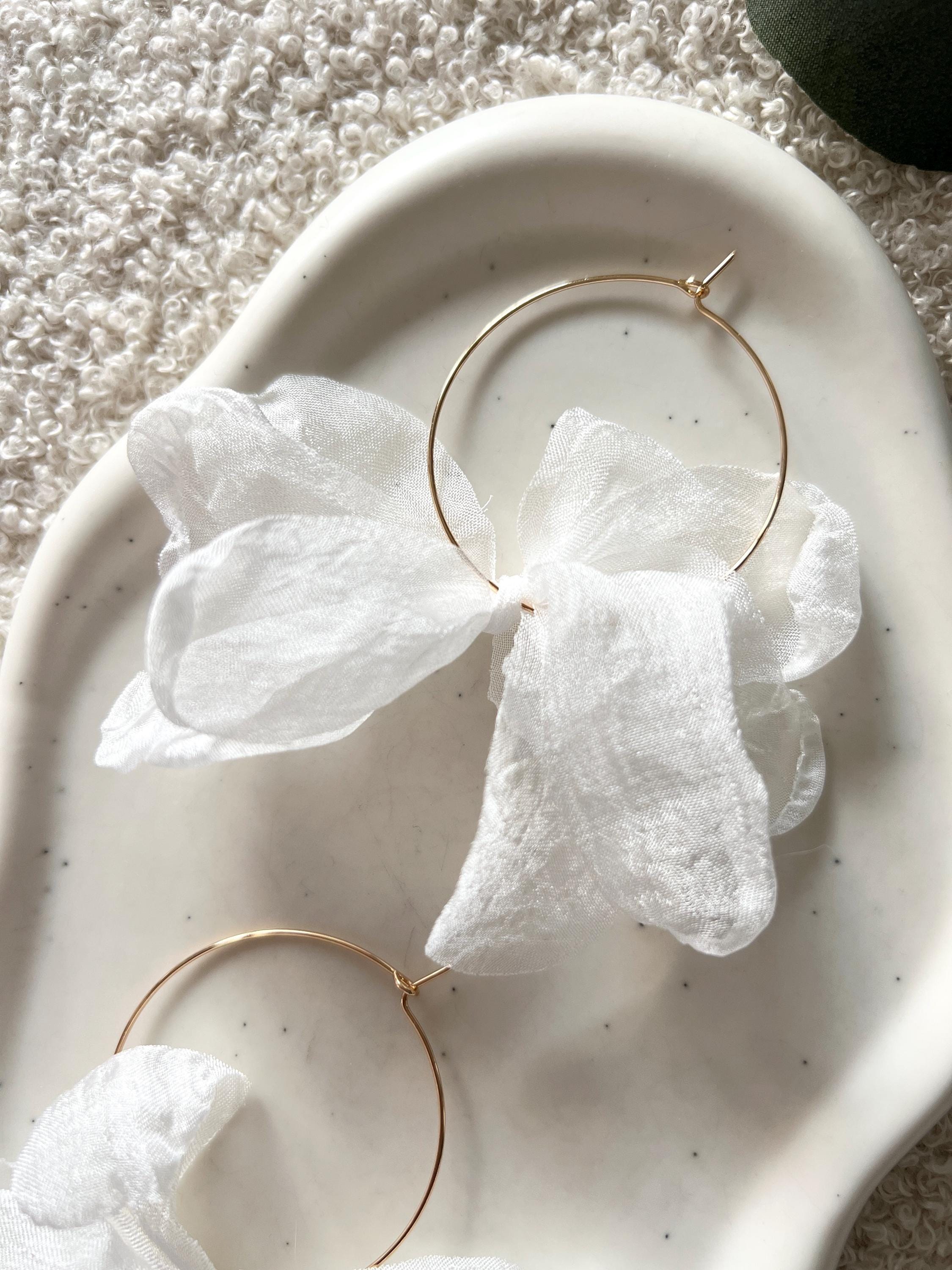 Brautohrringe, Blätter aus Stoff, Brautschmuck, weiß, moderne Ohrringe Standesamt, Brautschmuck, Blüten, große Hängeohrringe, Schmuck Hochzeit, Braut