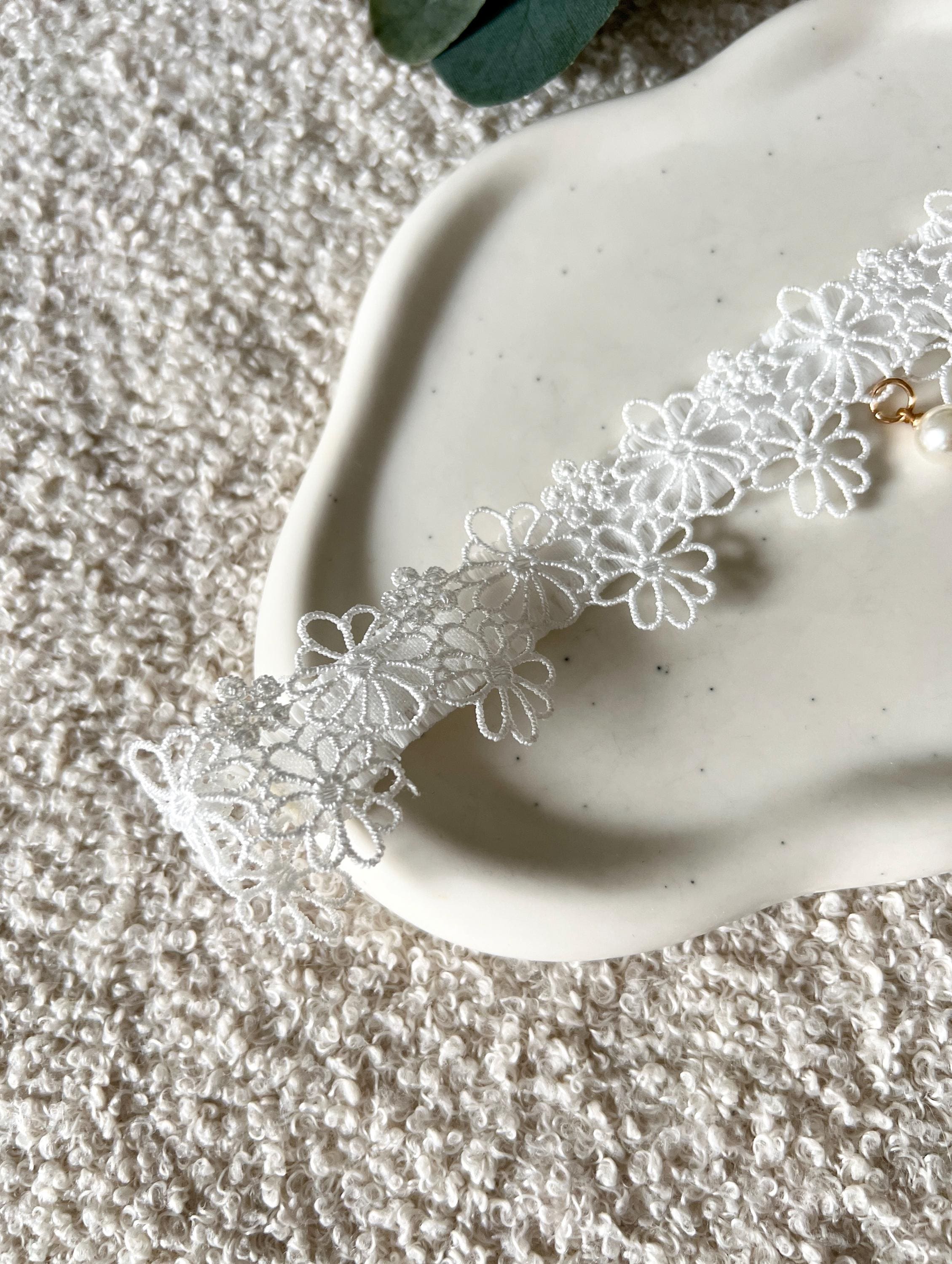 Strumpfband, Spitze, weißes Spitzenstrumpfband, Brautschmuck, Perlenanhaenger, Perle, Blumen, One Size, Beinschmuck, Braut, Schmuck Hochzeit, Hochzeitsschmuck