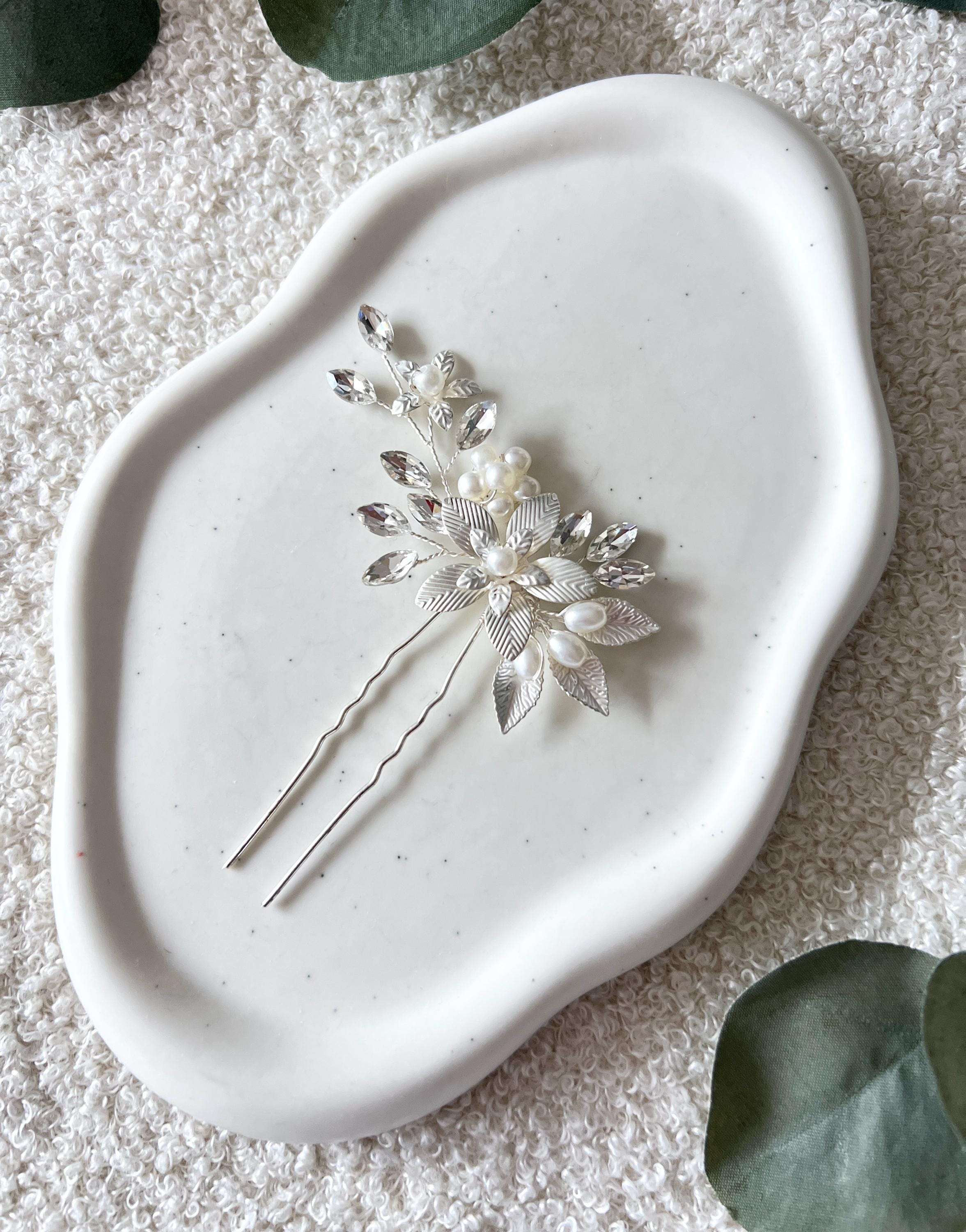 Haarnadel, Silber, glänzende Strass Steine, Perlenschmuck, weiße Perlen, Blumen und Blätter, Haarspange, Brautschmuck, Brautfrisur Standesamt, silberner Haarschmuck