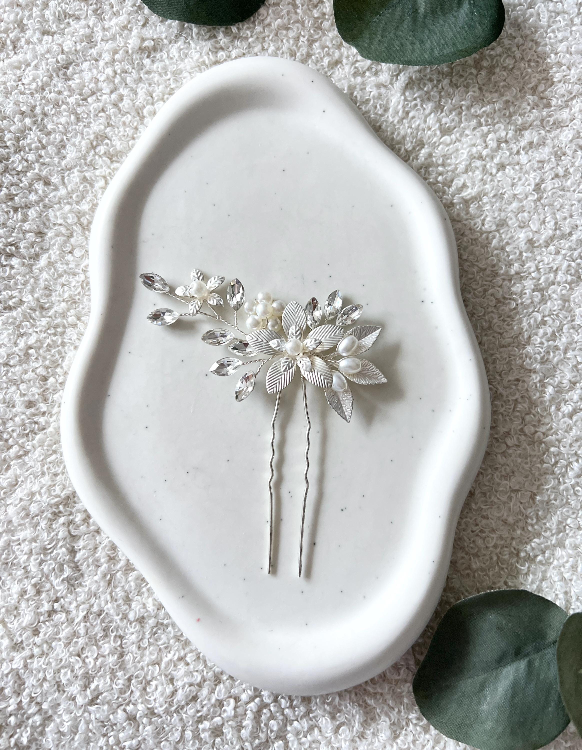 Haarnadel, Silber, glänzende Strass Steine, Perlenschmuck, weiße Perlen, Blumen und Blätter, Haarspange, Brautschmuck, Brautfrisur Standesamt, silberner Haarschmuck