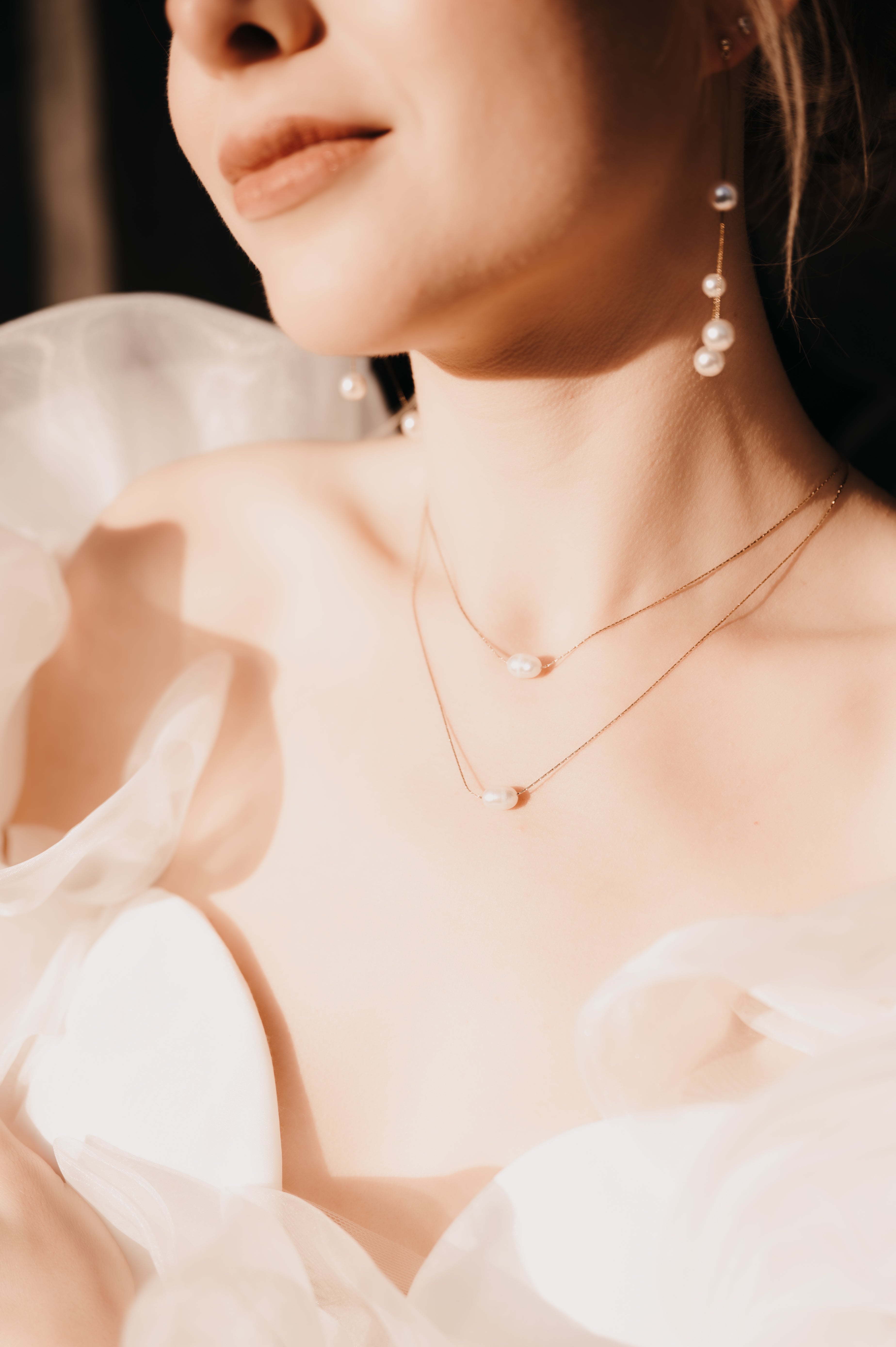 Brautohrringe, Gold, weiße Perlen, Ohrringe, Hängeohrringe, feiner Brautschmuck, moderner Schmuck Standesamt, Perlenschmuck, Perlenohrringe, zarte Hängeohrringe, Schmuckblüte