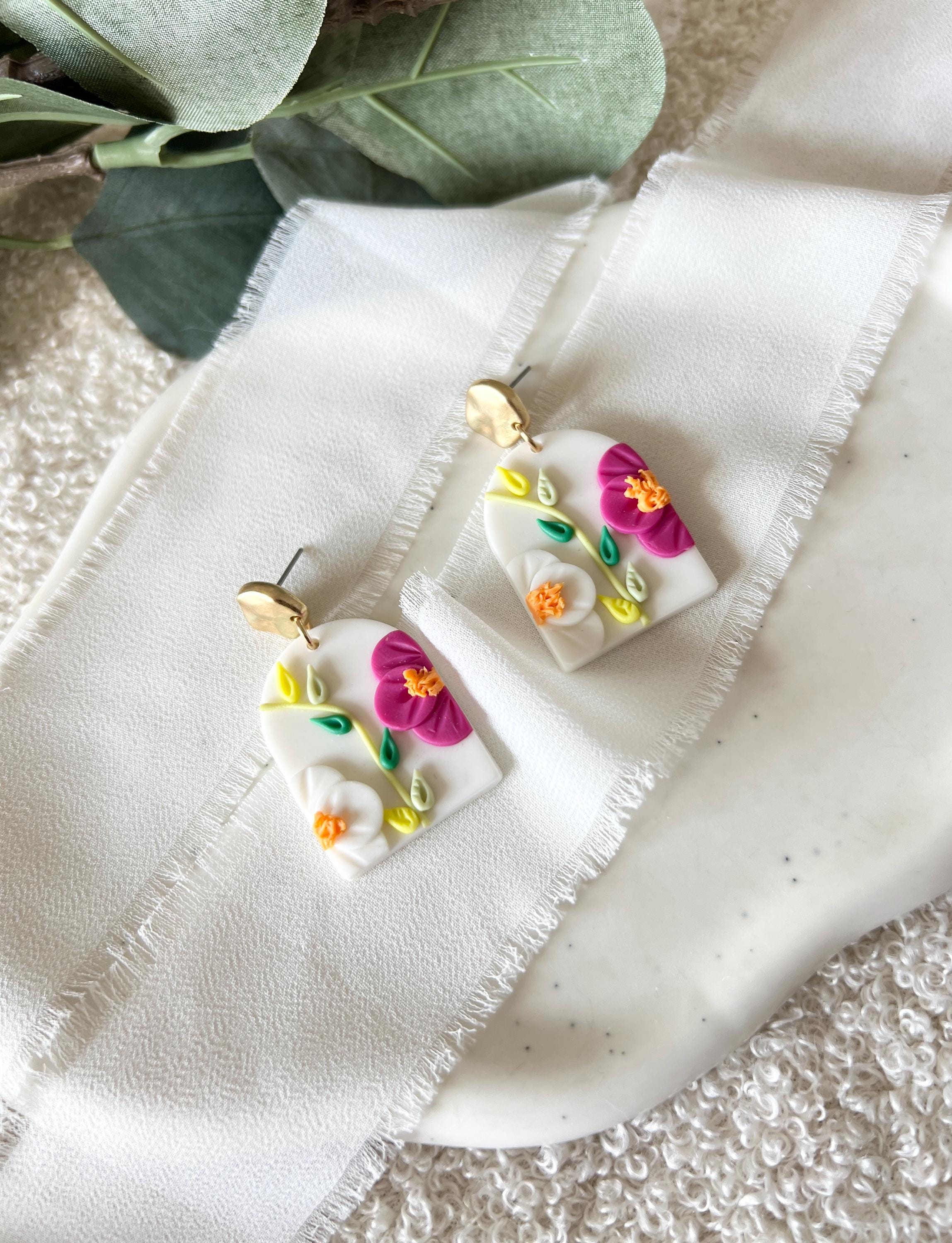 Ohrringe Blumen, Polymer Clay, Schmuck Hochzeit, Brautjungfer, 3D-Blüten, Hängeohrringe, weiß, bunt, gold, auffallende Ohrstecker