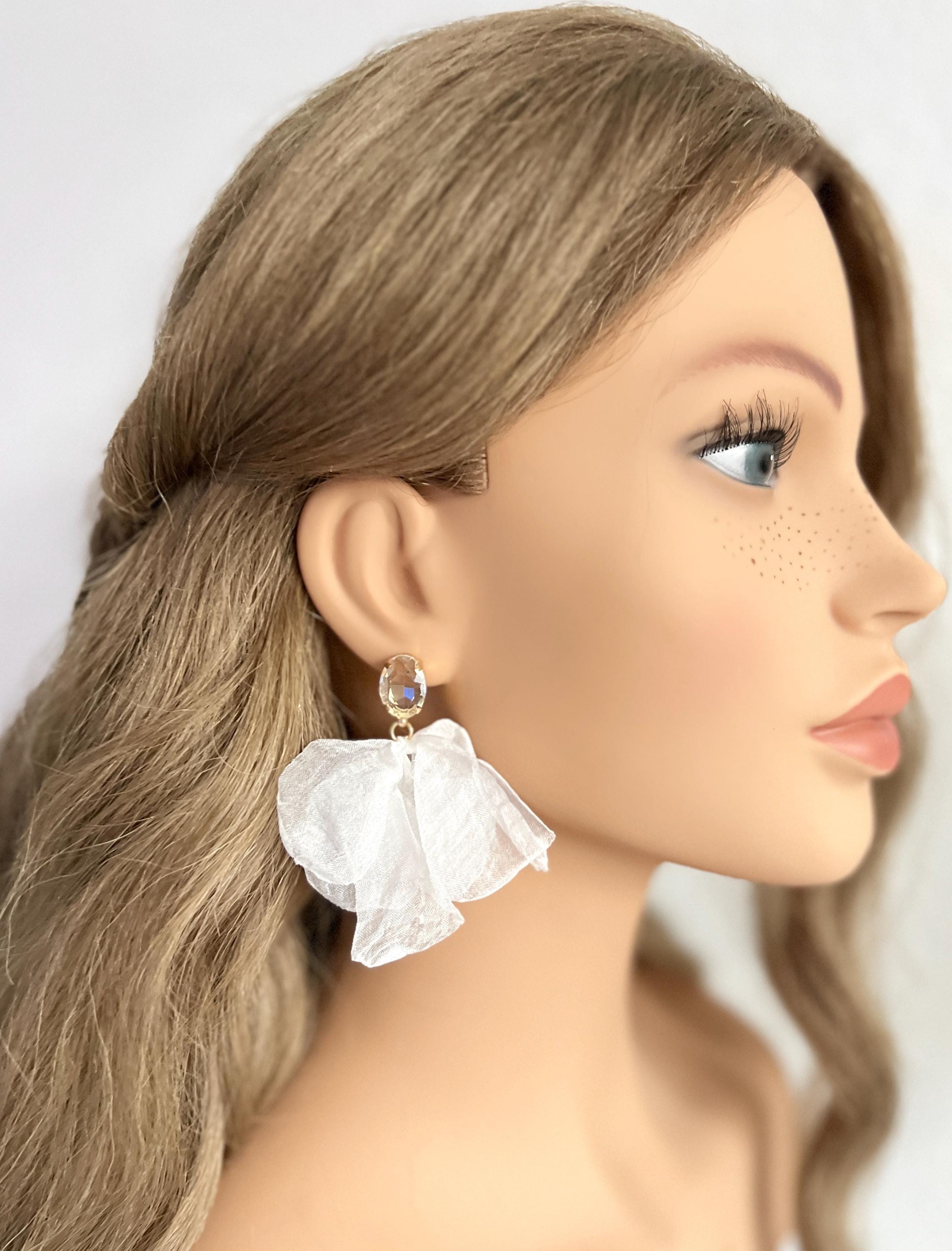 große Ohrringe, weiße Blätter aus Stoff, Brautohrringe weiß, Blütenblätter, Brautschmuck, moderne Ohrstecker Standesamt, Braut Schmuck Hochzeit