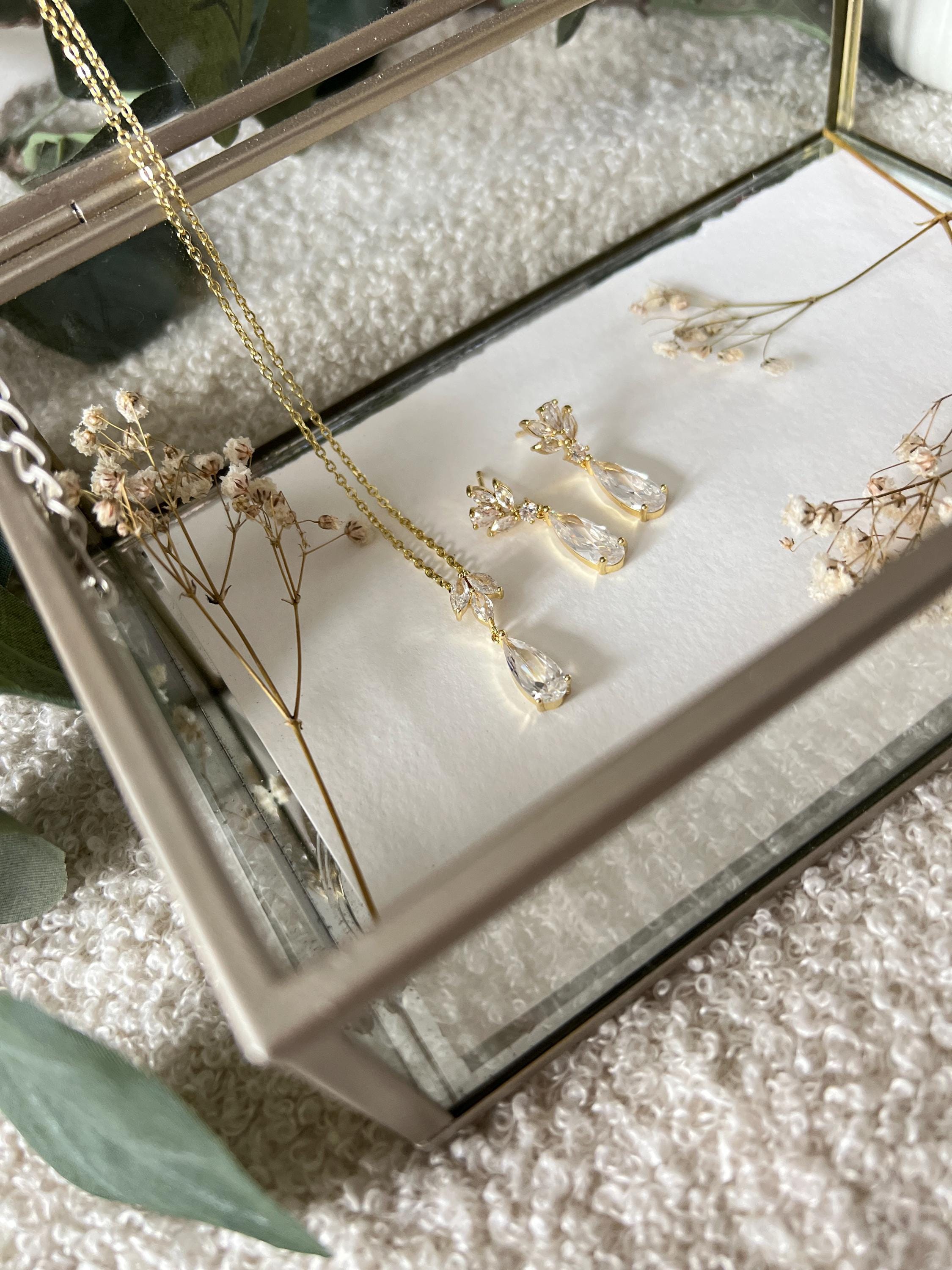 Schmuckset, Braut, Gold, Halskette und Ohrringe, Tropfenohrringe, Ohrschmuck, goldene Ohrstecker, glänzender Schmuck, Hochzeit, Schmuckset