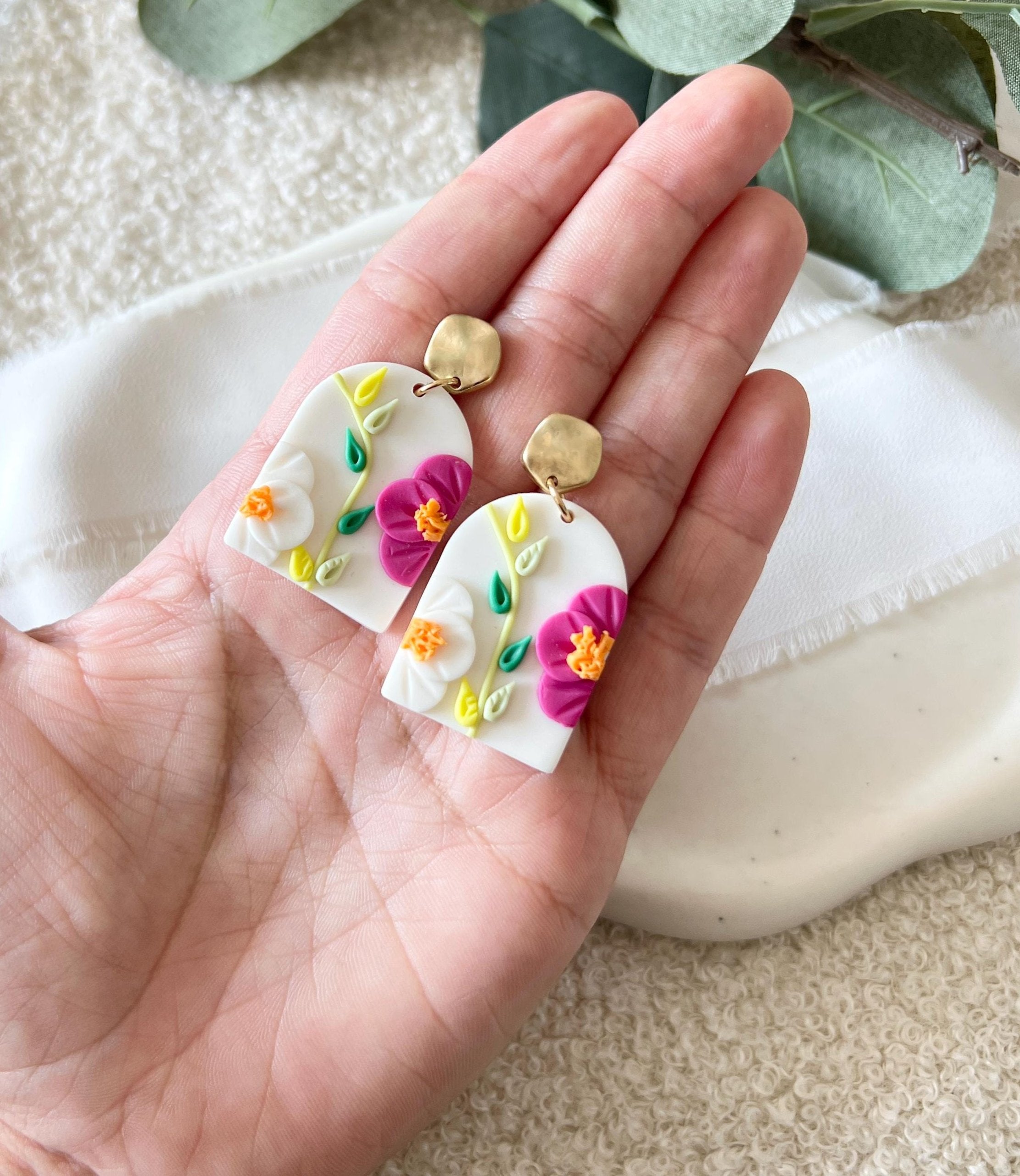 Ohrringe Blumen, Polymer Clay, Schmuck Hochzeit, Brautjungfer, 3D-Blüten, Hängeohrringe, weiß, bunt, gold, auffallende Ohrstecker