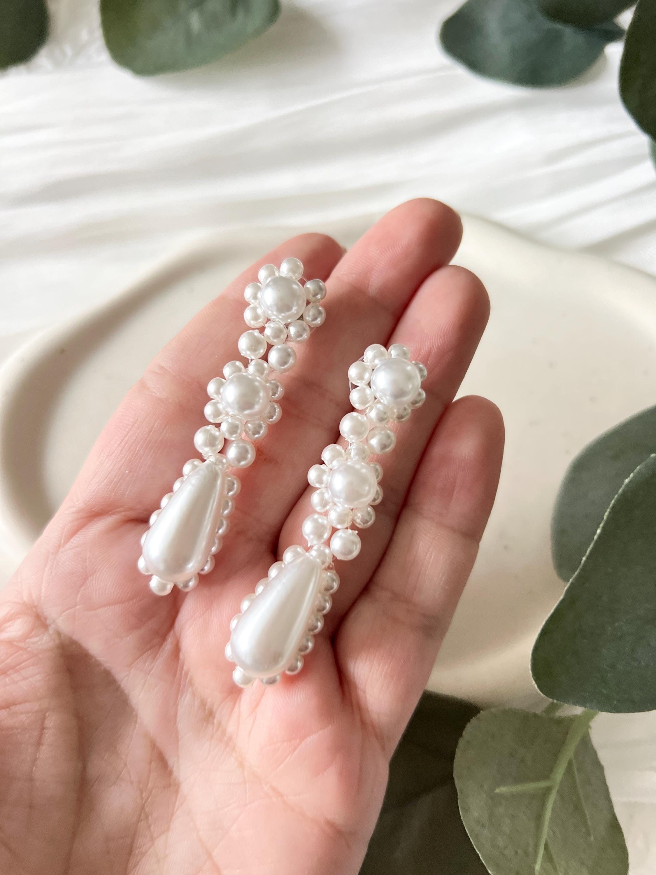 Moderne Perlenohrringe, elegante Ohrringe, feiner Brautschmuck, schicke Brautohrringe, weiss, opulenter Perlenschmuck, Schmuck fuer die Hochzeit, Hochzeitsschmuck, Braut, Standesamt, Weddinginspiration