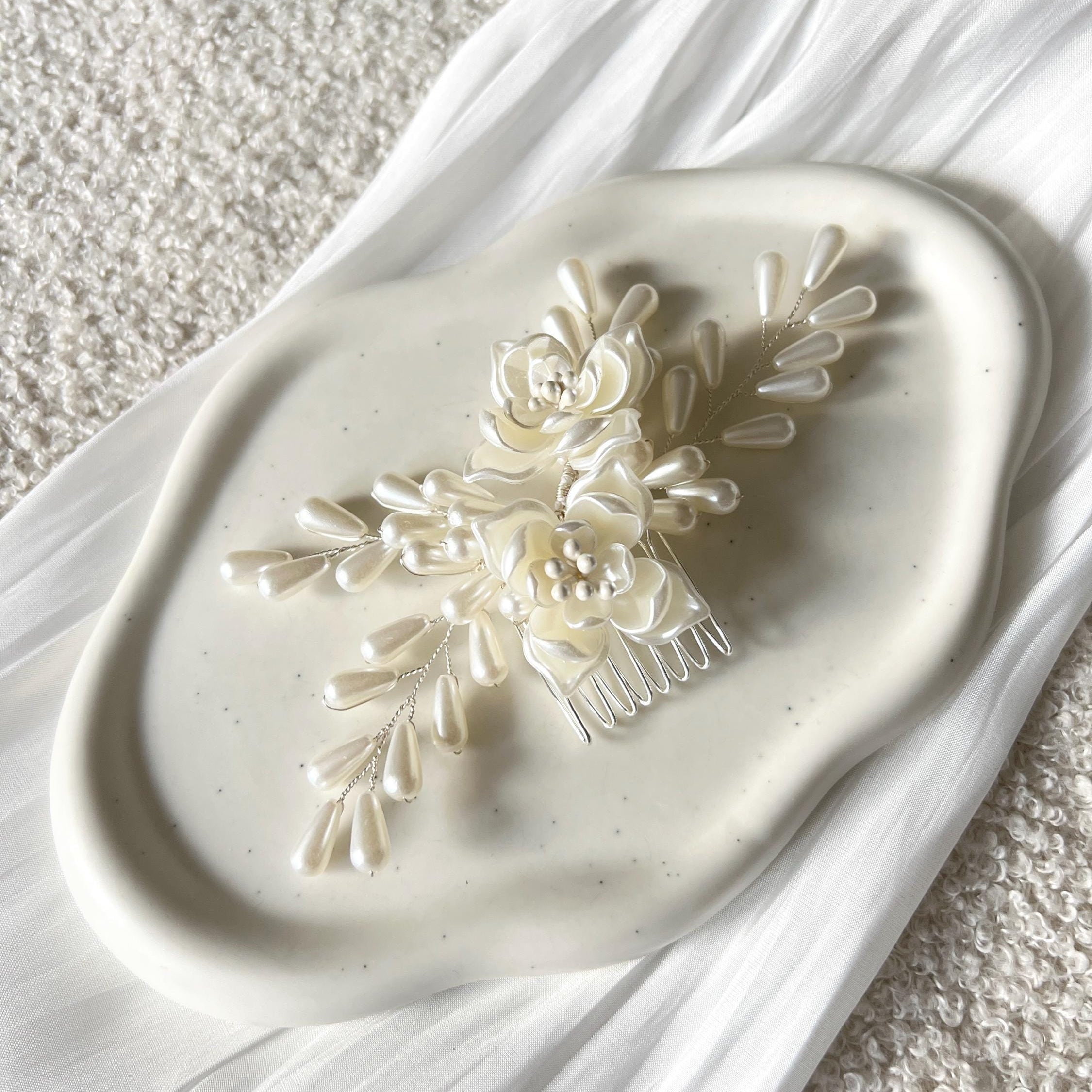 Haarkamm weiß, ovale Perlen, Blüten, Haarschmuck, Brautschmuck, Schmuck Hochzeit, moderner Standesamtschmuck