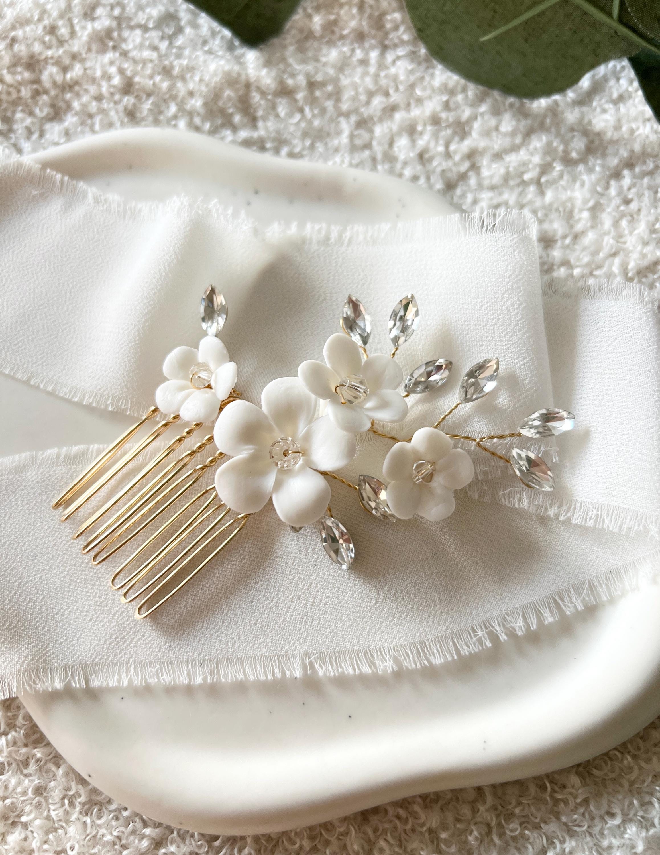 Haarkamm, Gold, weiße Blumen, goldener Schmuck Hochzeit, Keramikblüten, glänzende Strasssteine, transparente Perlen, Haarschmuck Brautjungfer, Brautschmuck, Schmuckbluete