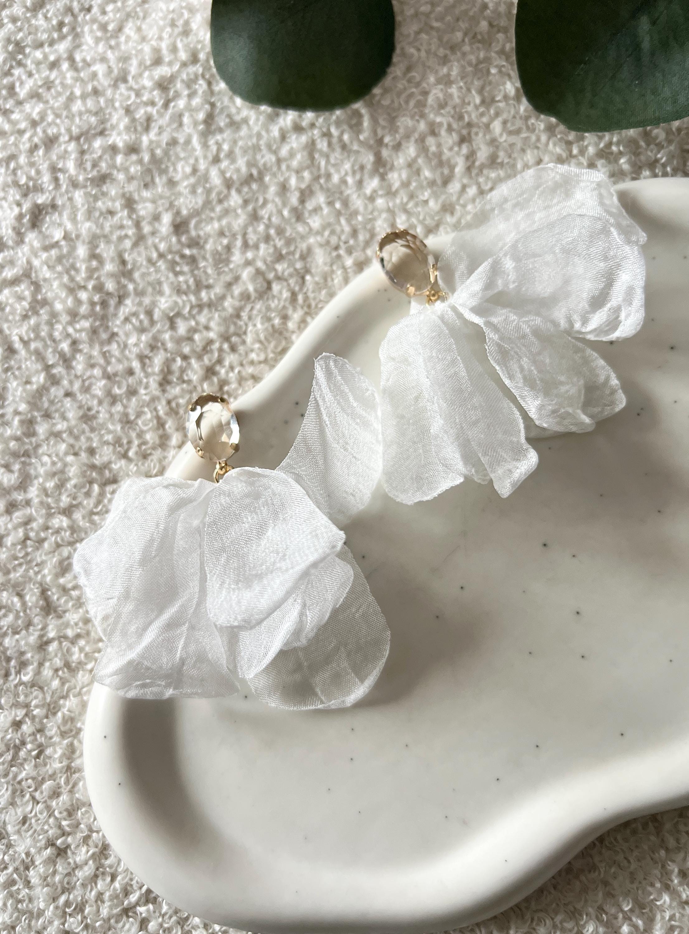 große Ohrringe, weiße Blätter aus Stoff, Brautohrringe weiß, Blütenblätter, Brautschmuck, moderne Ohrstecker Standesamt, Braut Schmuck Hochzeit