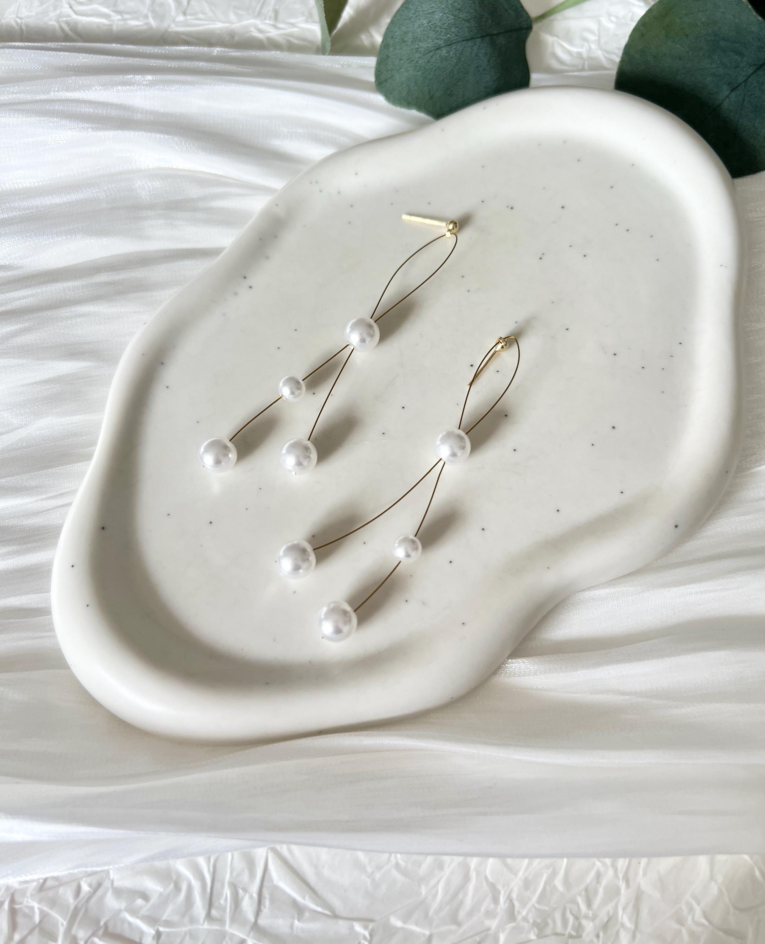 Brautohrringe, Gold, weiße Perlen, Ohrringe, Hängeohrringe, feiner Brautschmuck, moderner Schmuck Standesamt, Perlenschmuck, Perlenohrringe, zarte Hängeohrringe, Schmuckblüte