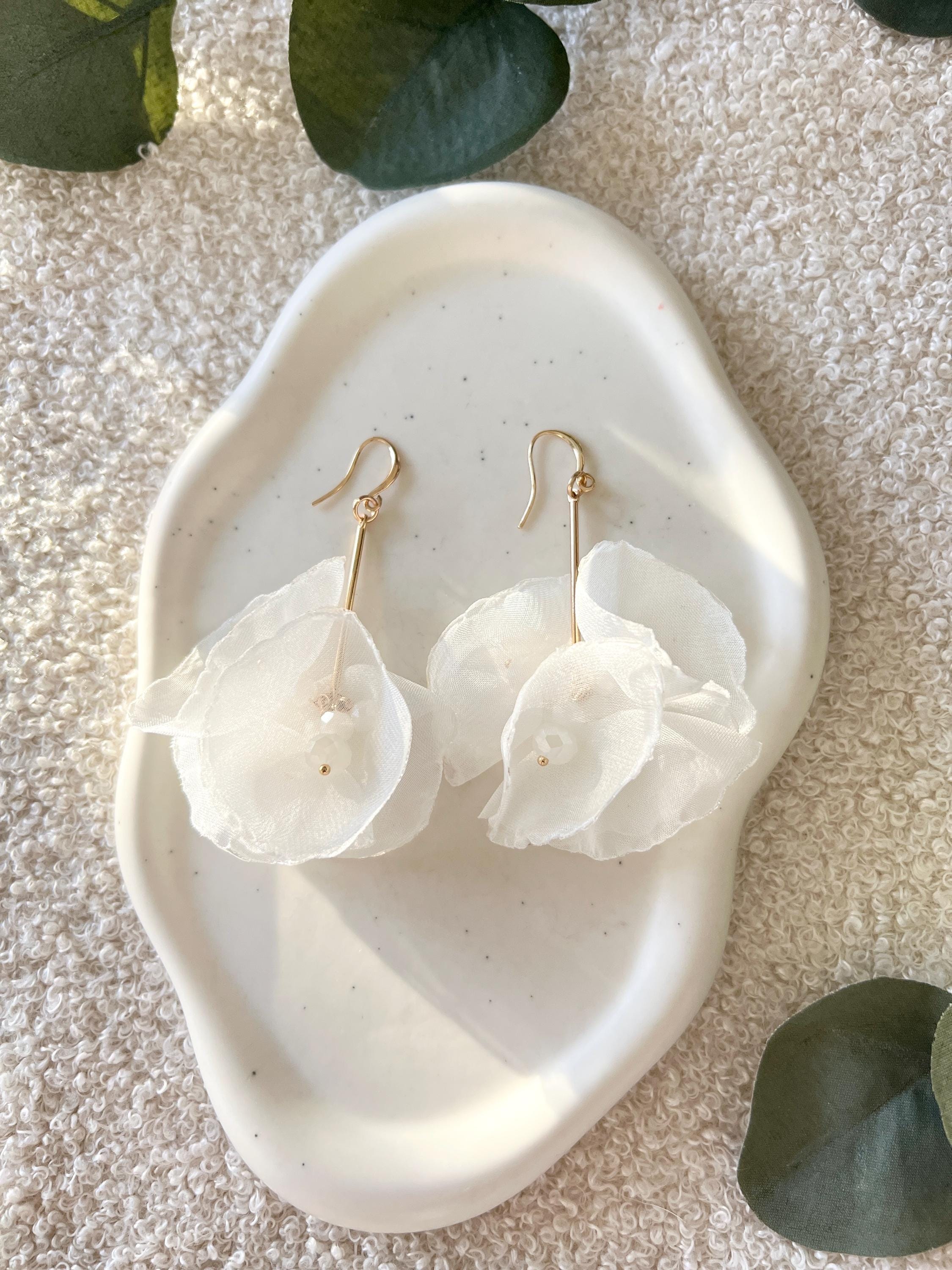 Moderne Ohrringe, Brautohrringe, Gold, weiße Blüten, glänzende Perlen, Perlenschmuck, Stoff, Hängeohrringe, Brautschmuck, Schmuck Hochzeit, Perlenohrringe