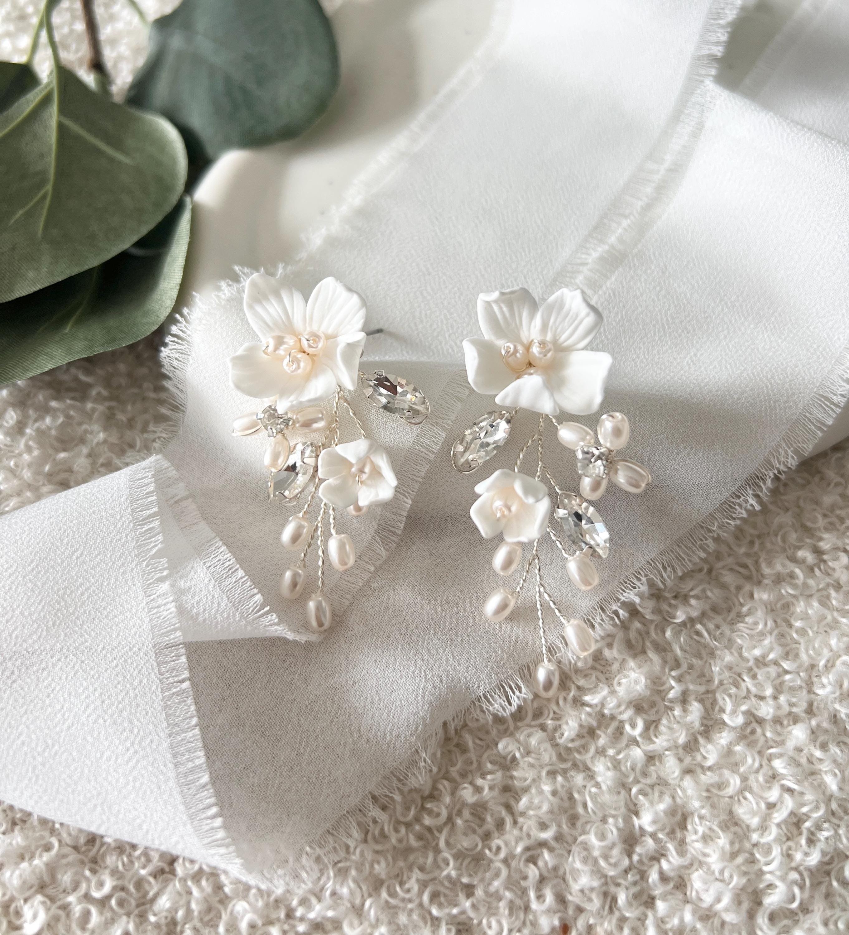 Brautohrringe, weiße Blueten, Strass Steine, weiße Perlen Ohrringe, Brautschmuck, Schmuck Hochzeit, Blumen Ohrstecker
