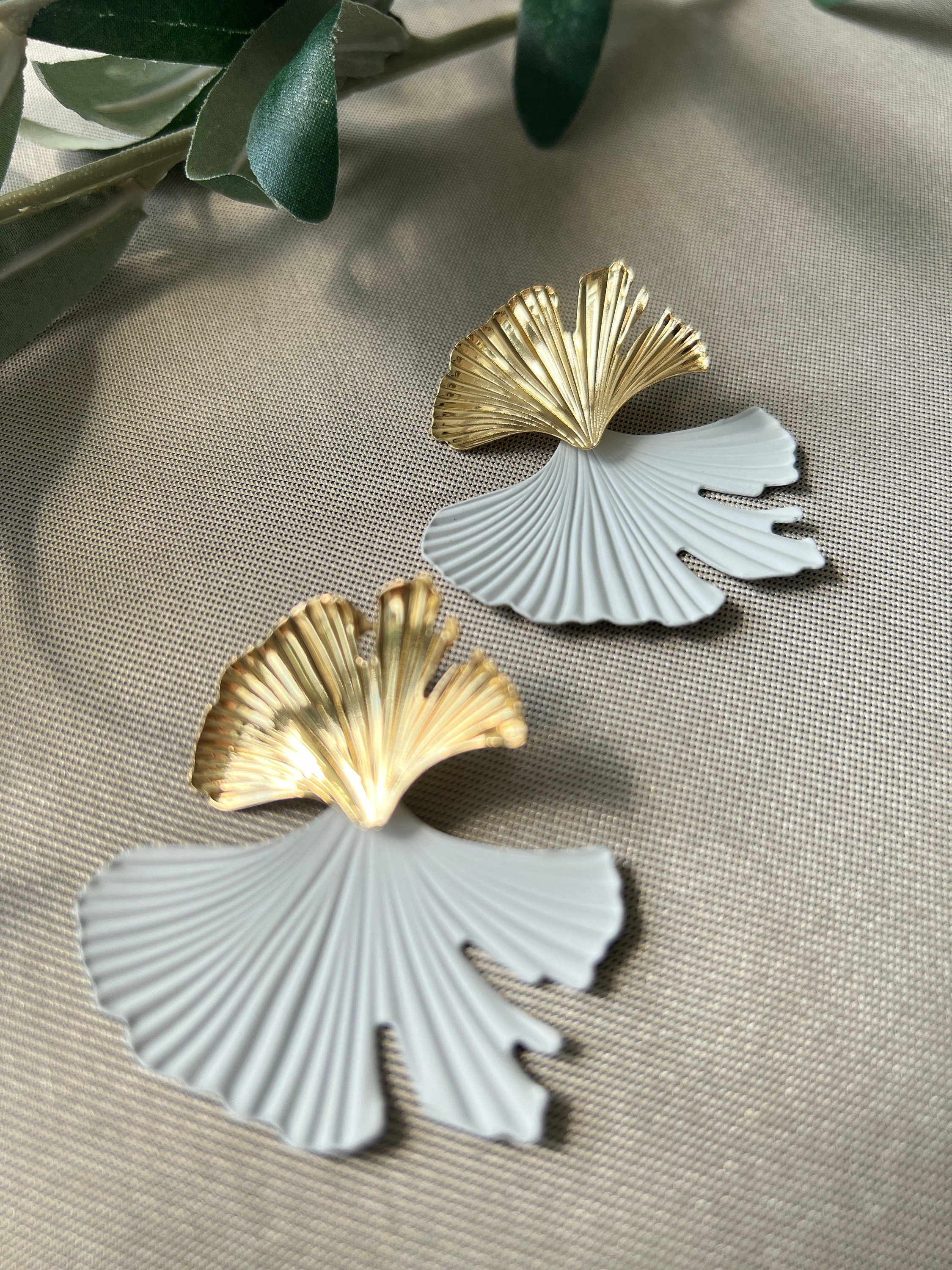 elegante Ohrringe, Hängeohrringe, Brautschmuck, Brautohrringe, gold und weiß, Hochzeit, Braut, Blätter Ohrringe-Ohrringe-Schmuckblüte