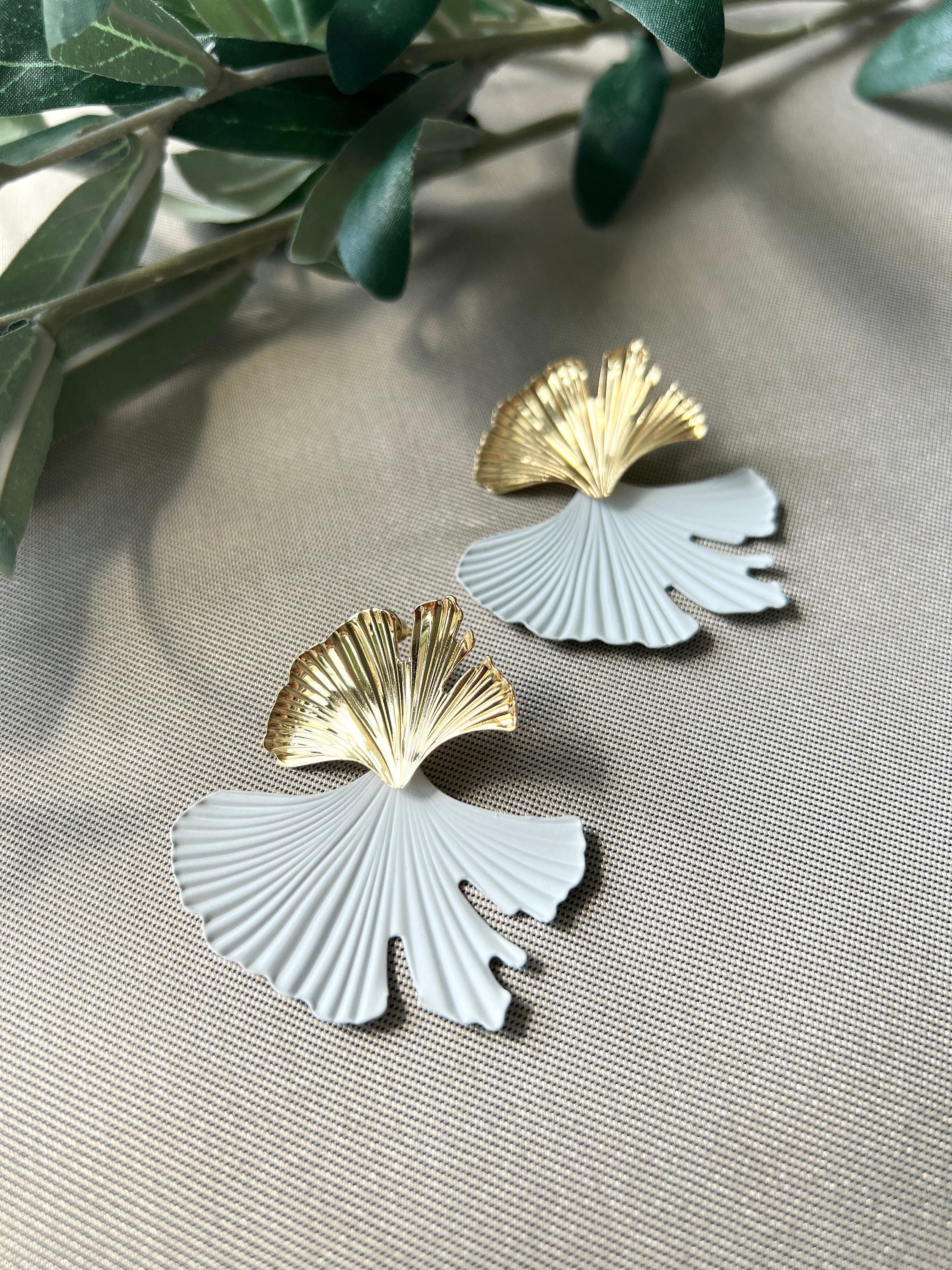 elegante Ohrringe, Hängeohrringe, Brautschmuck, Brautohrringe, gold und weiß, Hochzeit, Braut, Blätter Ohrringe-Ohrringe-Schmuckblüte