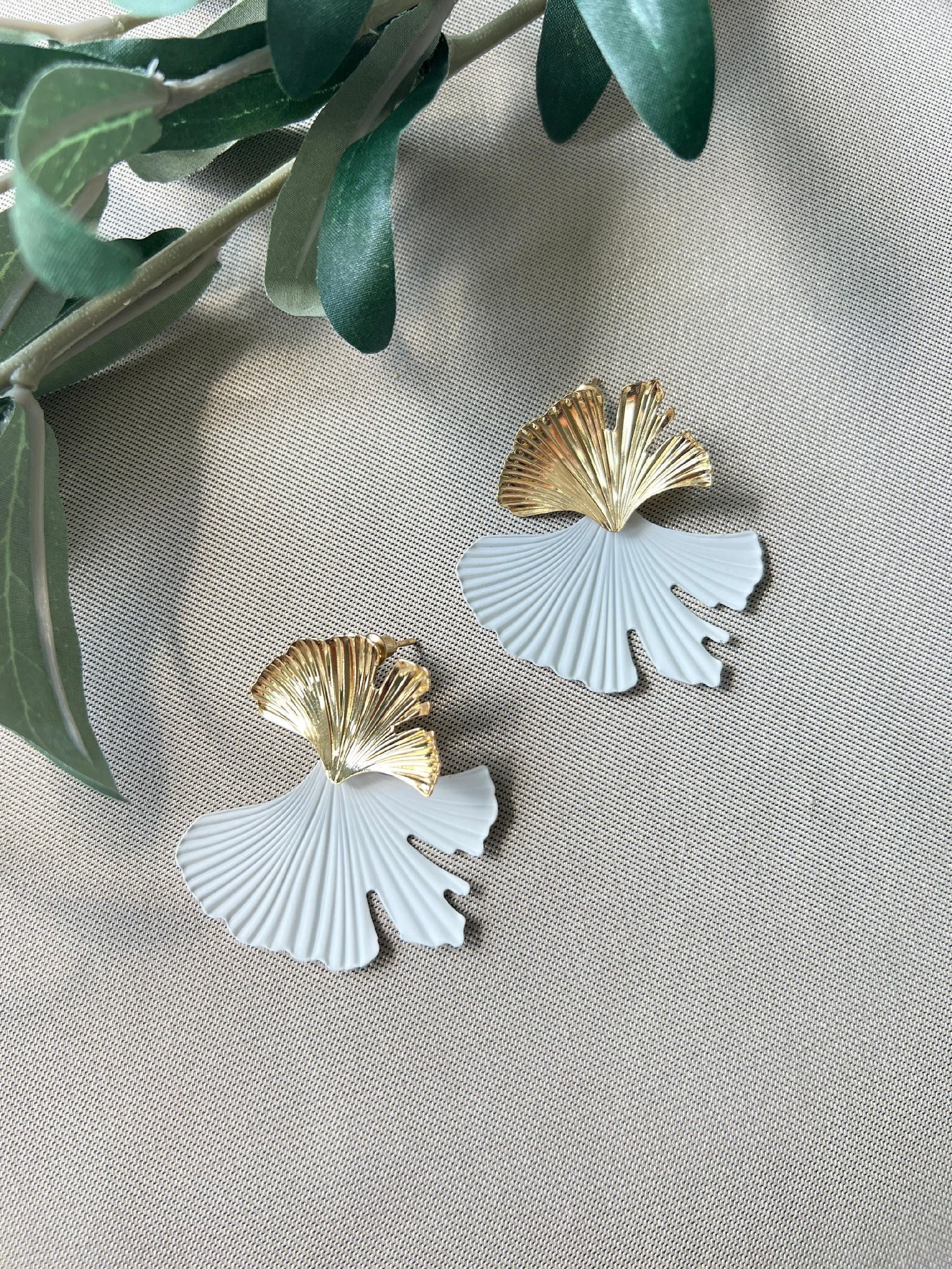 elegante Ohrringe, Hängeohrringe, Brautschmuck, Brautohrringe, gold und weiß, Hochzeit, Braut, Blätter Ohrringe-Ohrringe-Schmuckblüte