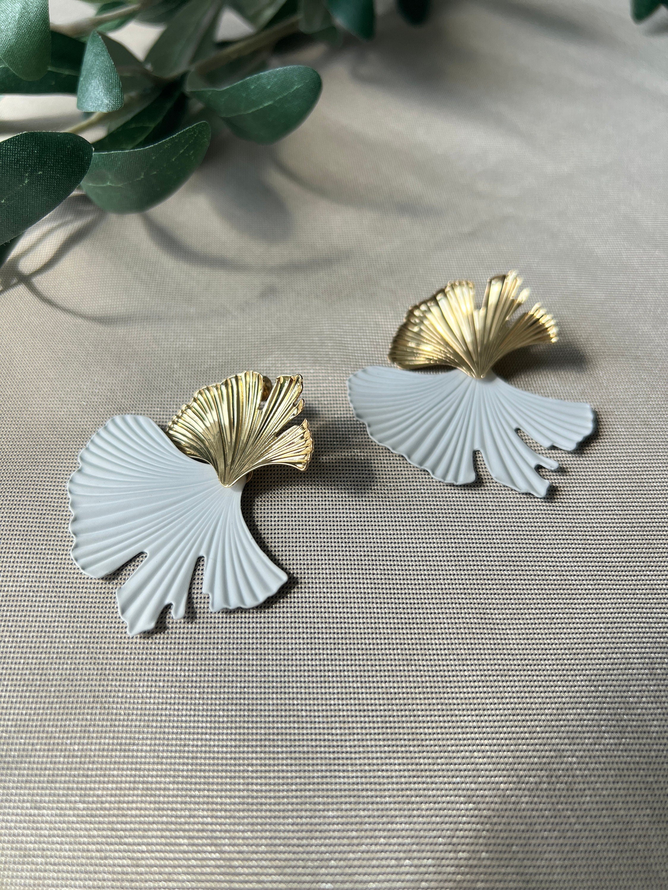 elegante Ohrringe, Hängeohrringe, Brautschmuck, Brautohrringe, gold und weiß, Hochzeit, Braut, Blätter Ohrringe-Ohrringe-Schmuckblüte