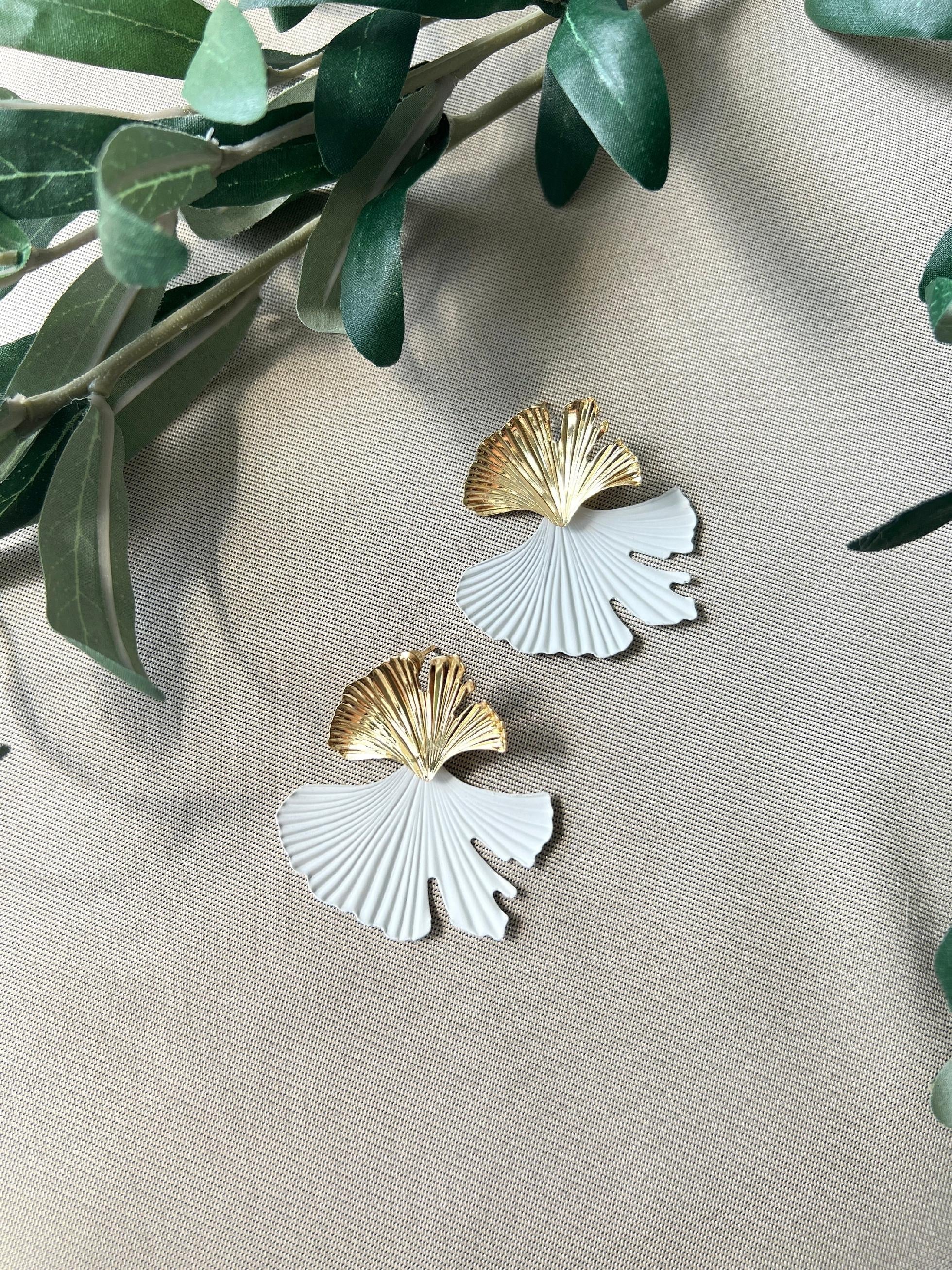 elegante Ohrringe, Hängeohrringe, Brautschmuck, Brautohrringe, gold und weiß, Hochzeit, Braut, Blätter Ohrringe-Ohrringe-Schmuckblüte