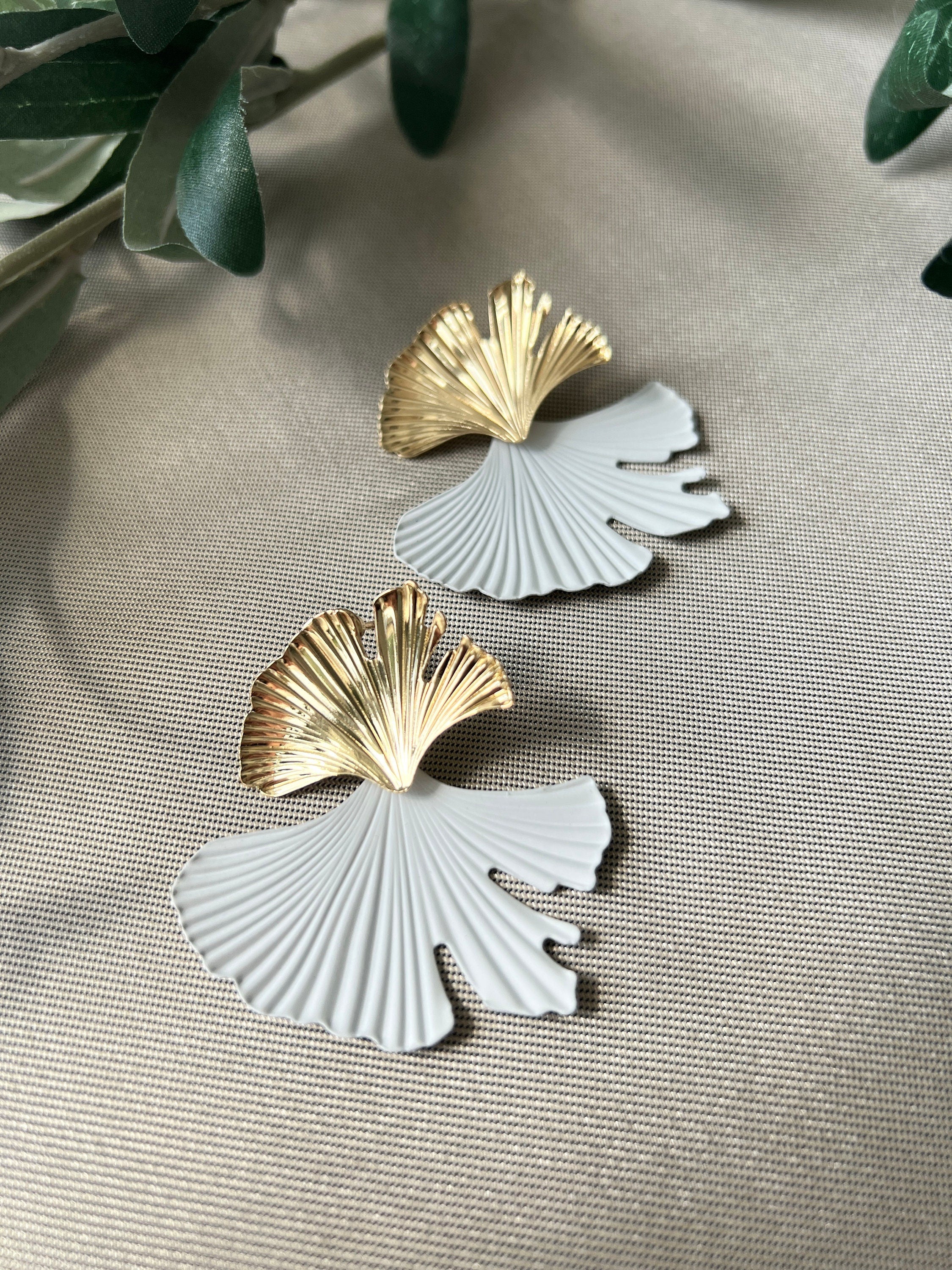 elegante Ohrringe, Hängeohrringe, Brautschmuck, Brautohrringe, gold und weiß, Hochzeit, Braut, Blätter Ohrringe-Ohrringe-Schmuckblüte