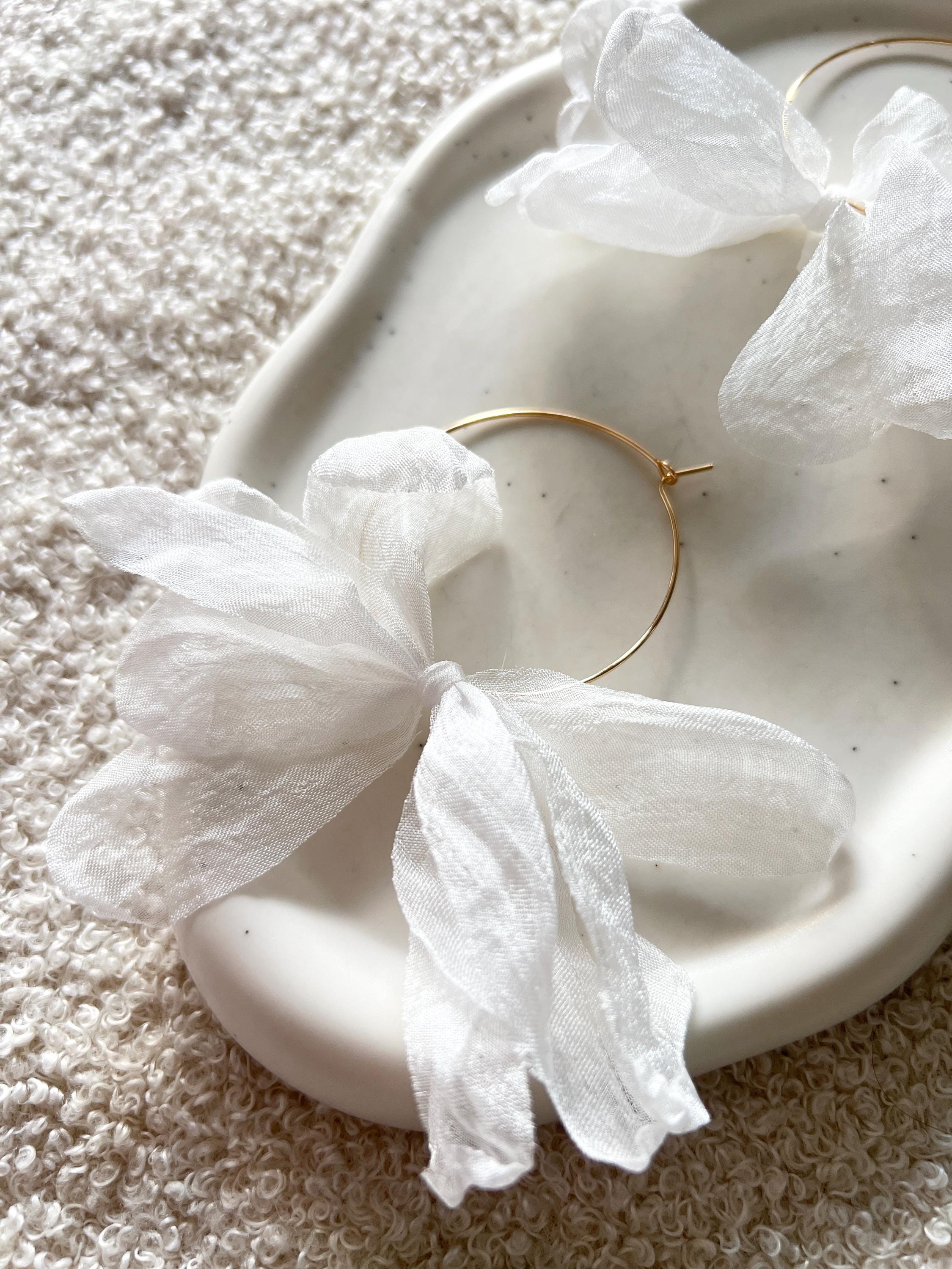 Brautohrringe, Blätter aus Stoff, Brautschmuck, weiß, moderne Ohrringe Standesamt, Brautschmuck, Blüten, große Hängeohrringe, Schmuck Hochzeit, Braut