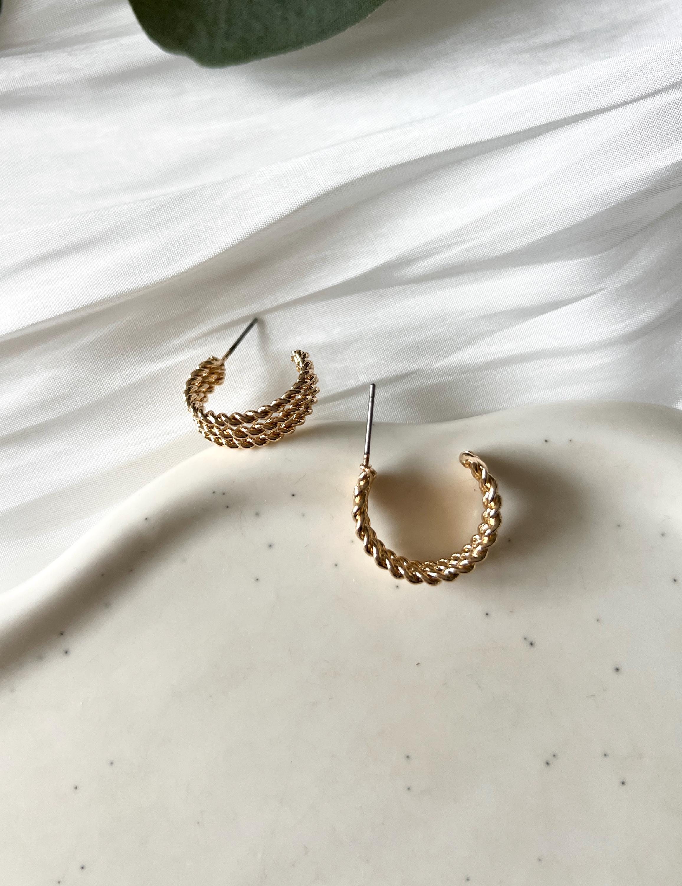 Creolen, Gold, gedreht, runde Ohrringe, moderner Schmuck, Ohrstecker, Ohrschmuck